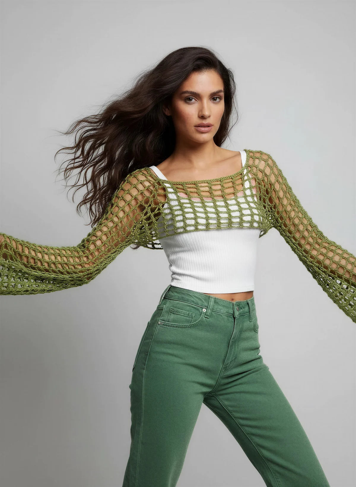 Crop Top Olivetta – vue profil dos 3/4 – crop top crochet fait main vert olive manches longues résille grande maille encolure carrée – Cachalabibi