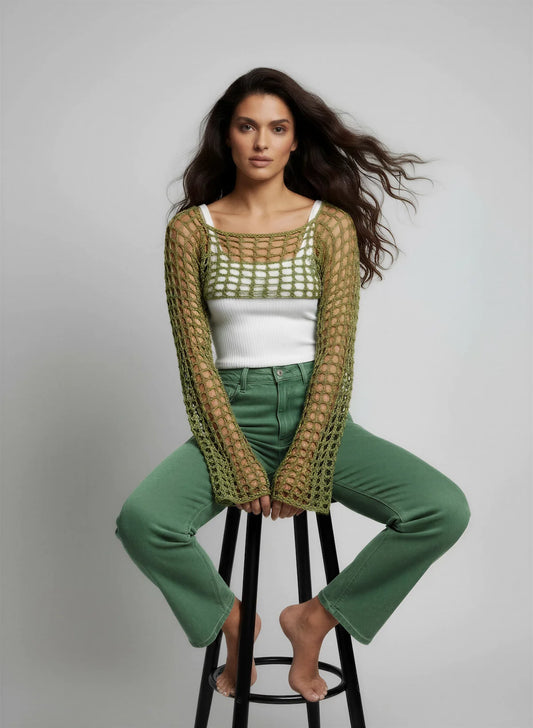 Crop Top Olivetta – vue de face dynamique bras écartés – crop top crochet fait main vert olive manches longues résille encolure carrée – Cachalabibi