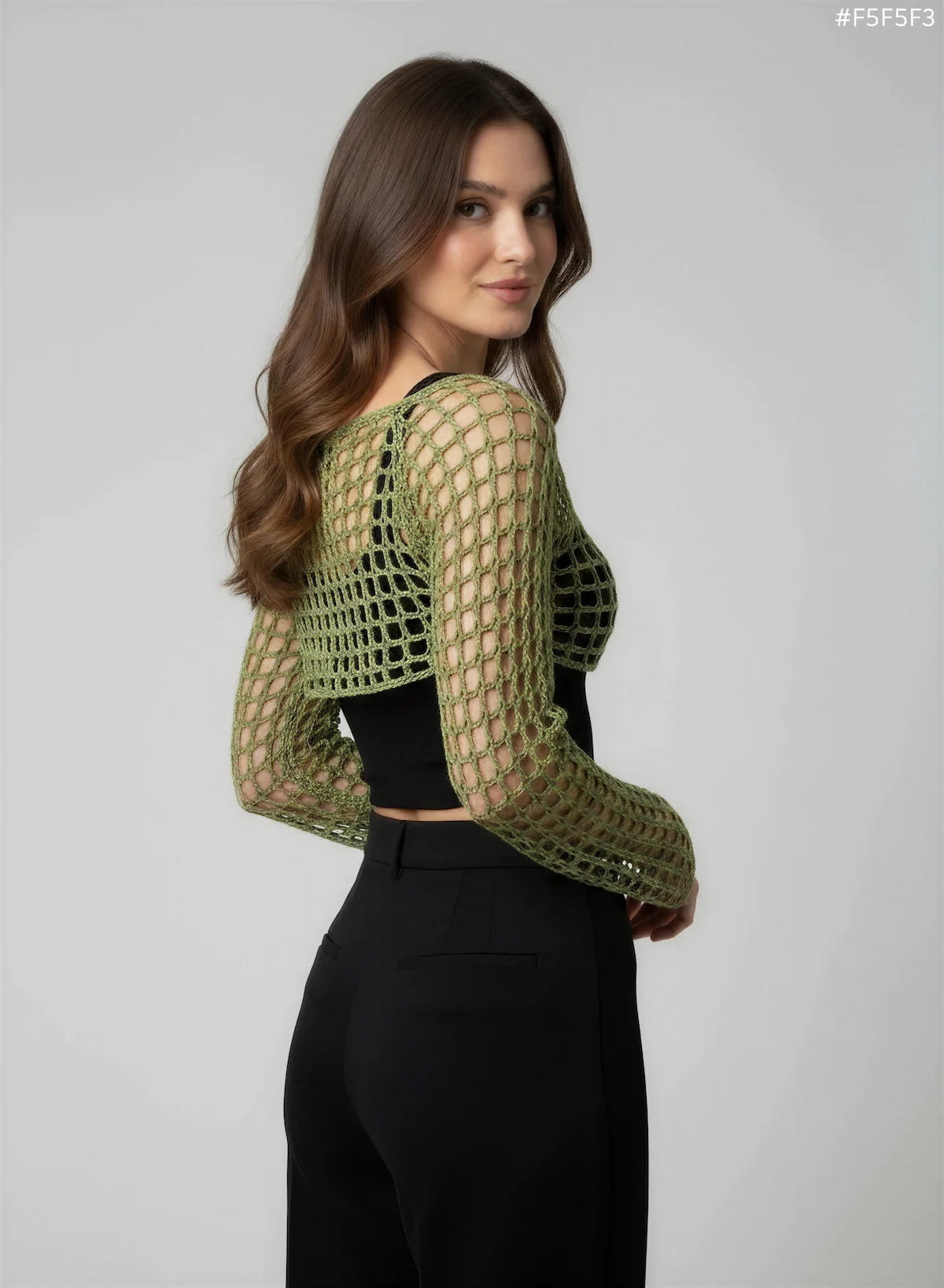 Crop Top Olivetta – vue profil 3/4 regard épaule – crop top crochet fait main vert olive manches longues résille encolure carrée – Cachalabibi