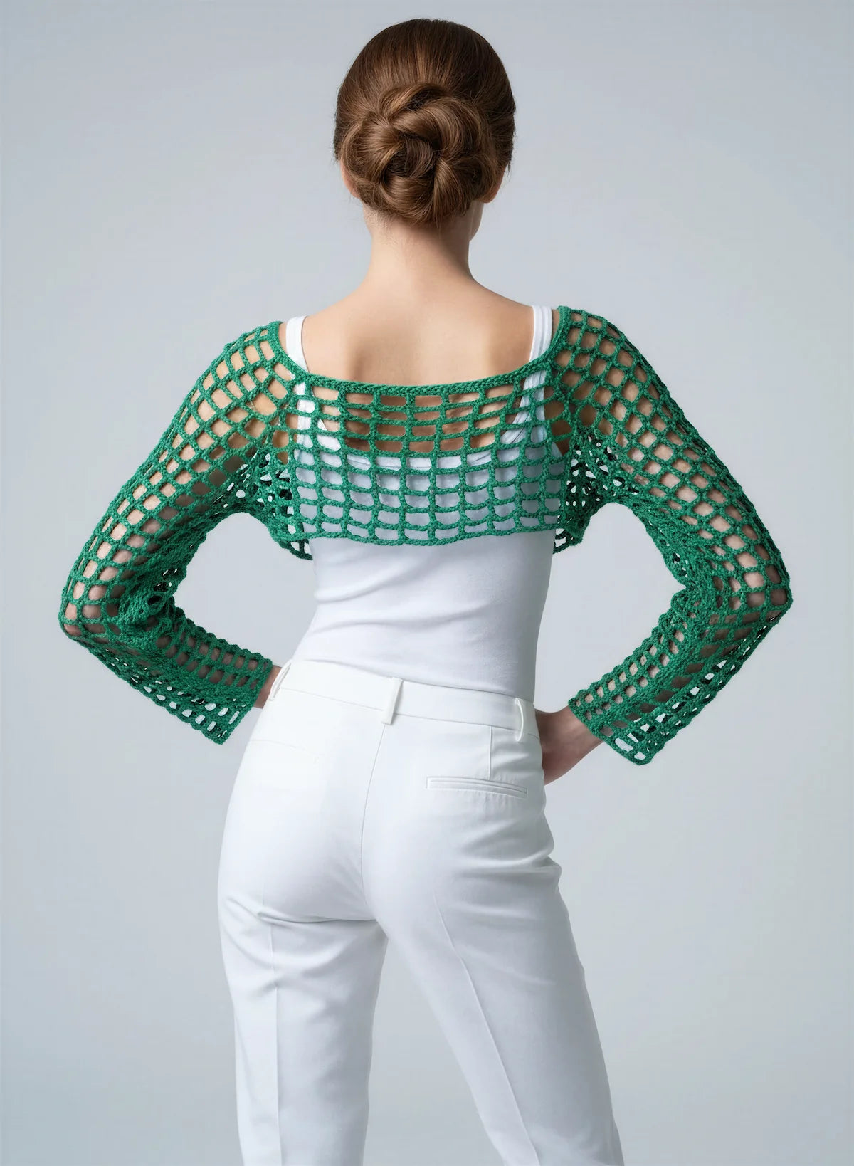 Crop Top Vaporetto – vue de dos mains sur hanches – crop top crochet fait main vert émeraude manches résille grande maille encolure dos bateau – Cachalabibi