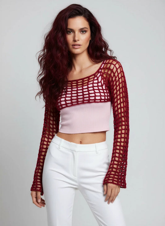 Crop Top Veneziano – vue de face – crop top crochet fait main bordeaux manches évasées résille grande maille encolure bateau – Cachalabibi