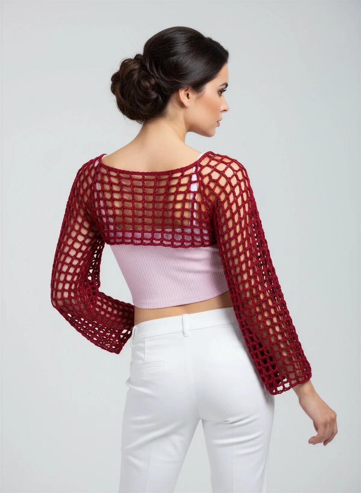 Crop Top Veneziano – vue dos 3/4 regard épaule – crop top crochet fait main bordeaux manches évasées résille encolure dos bateau – Cachalabibi