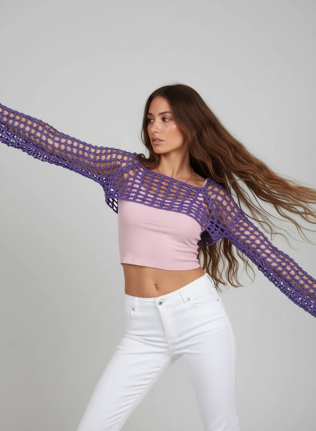 Crop Top Violettina – vue de dos pose dansée – crop top crochet fait main violet manches évasées résille grande maille encolure dos bateau – Cachalabibi