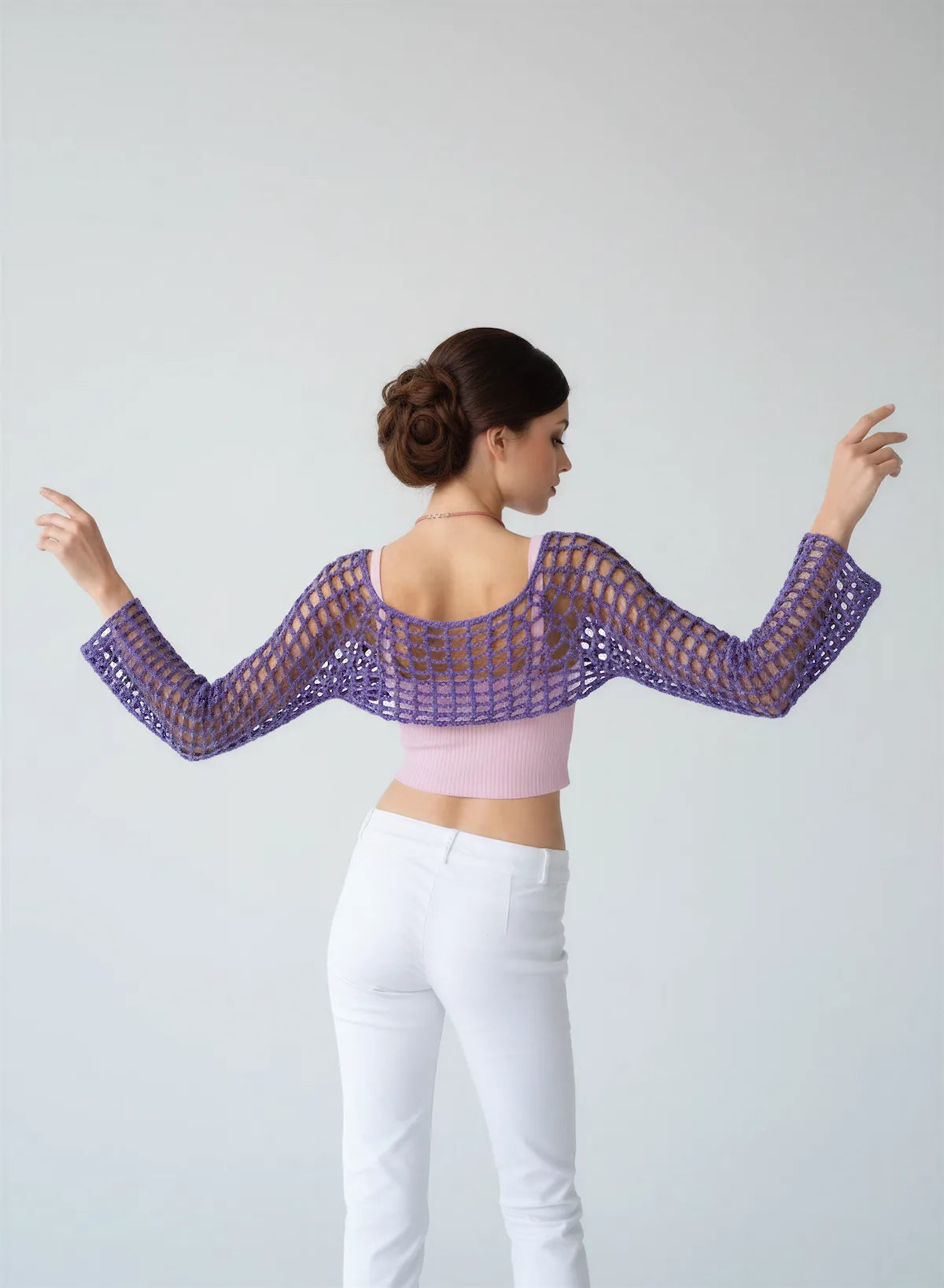Crop Top Violettina – vue de face assise – crop top crochet fait main violet manches évasées résille grande maille encolure bateau – Cachalabibi