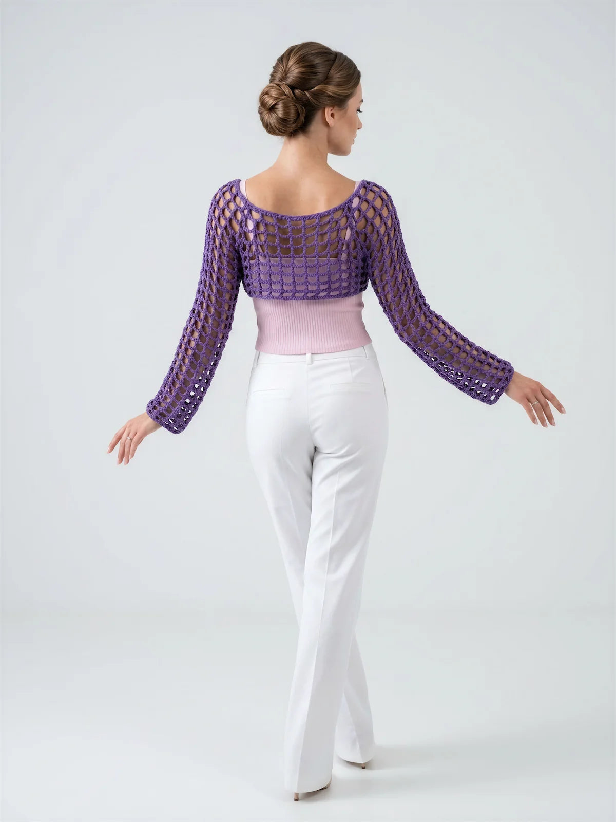 rop Top Violettina – vue de face look festif – crop top crochet fait main violet manches évasées résille encolure bateau look color block – Cachalabibi