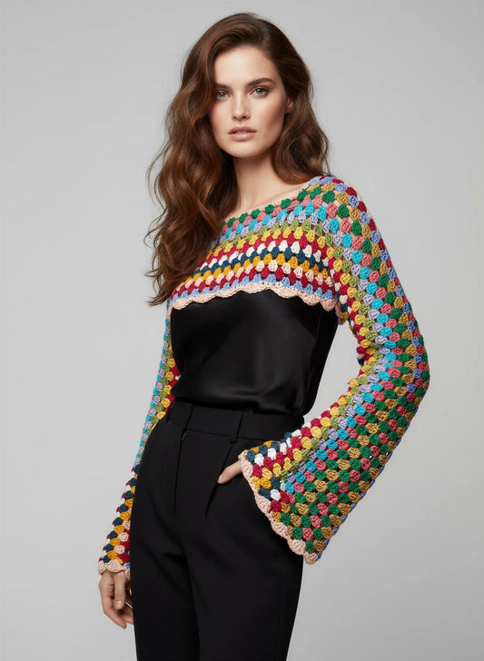 Crop Top Volarino – vue de face 3/4 look – crop top crochet fait main granny multicolore sur bustier noir – Cachalabibi 