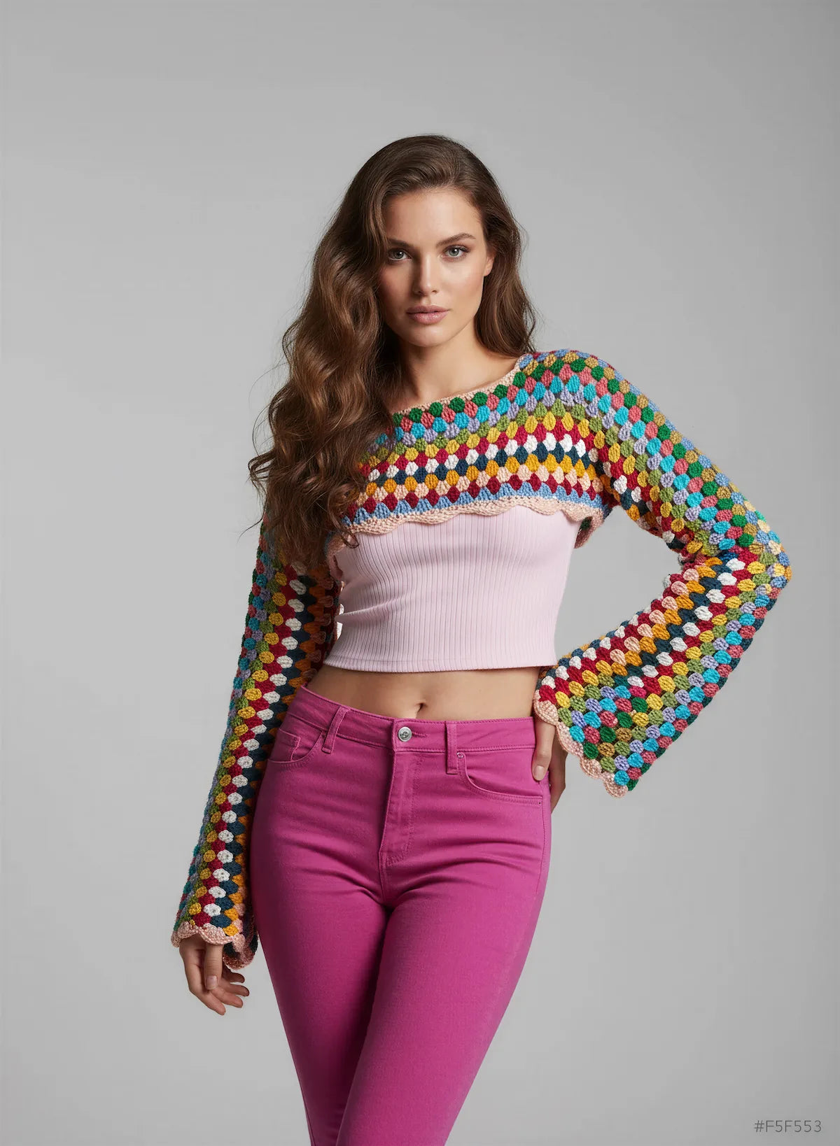 Crop Top Volarino – vue de face plein pied – crop top crochet fait main granny squares multicolore - encolure bateau – Cachalabibi 