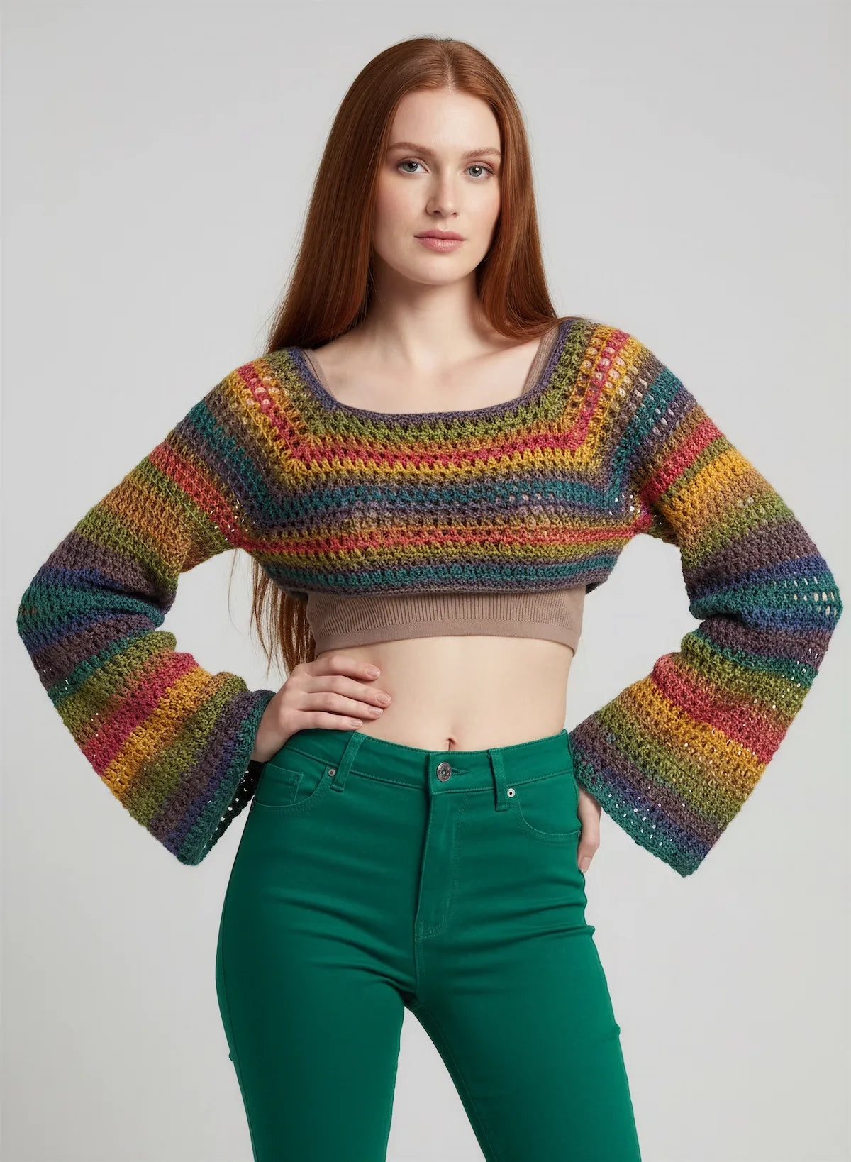 Crop Top Bobbyjam – vue de face jean vert – crochet fait main rayures arc-en-ciel manches évasées encolure bateau – Cachalabibi
