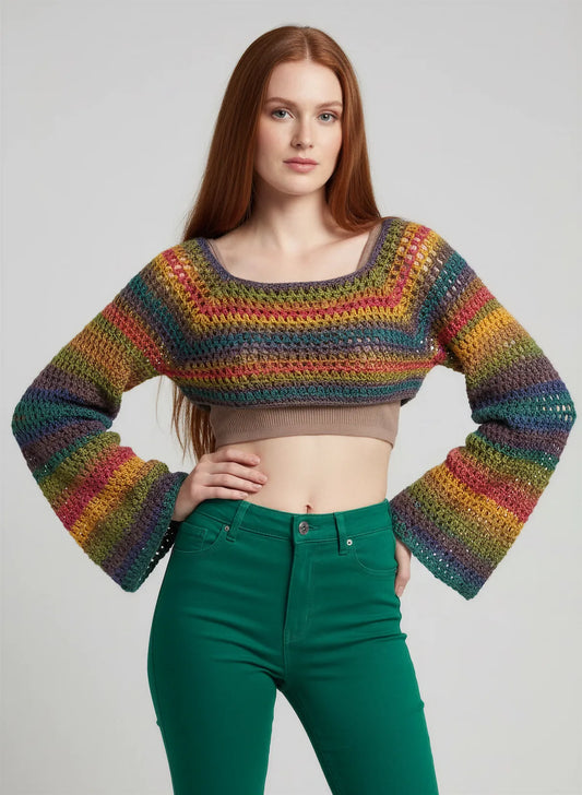 Crop Top Bobbyjam – vue de face jean vert – crochet fait main rayures arc-en-ciel manches évasées encolure bateau – Cachalabibi