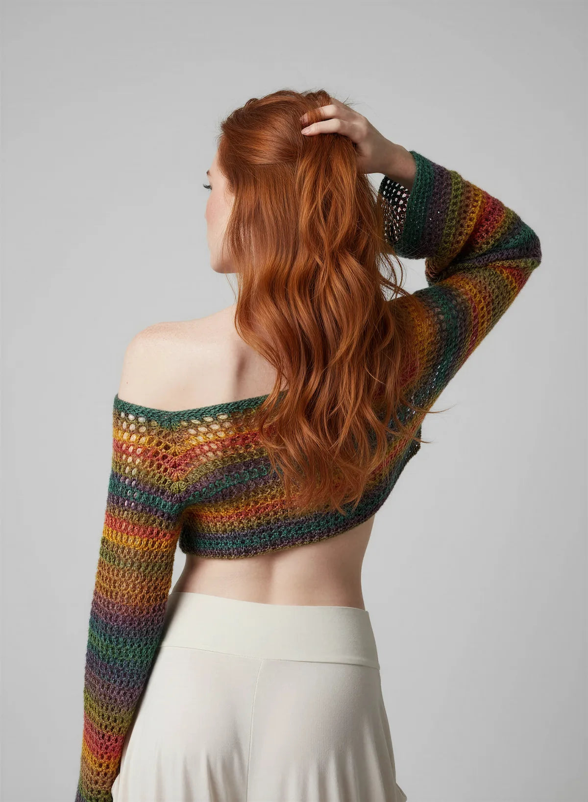 Crop Top Bobbyjam – vue de dos – crochet fait main rayures arc-en-ciel manches évasées encolure dos bateau – Cachalabibi