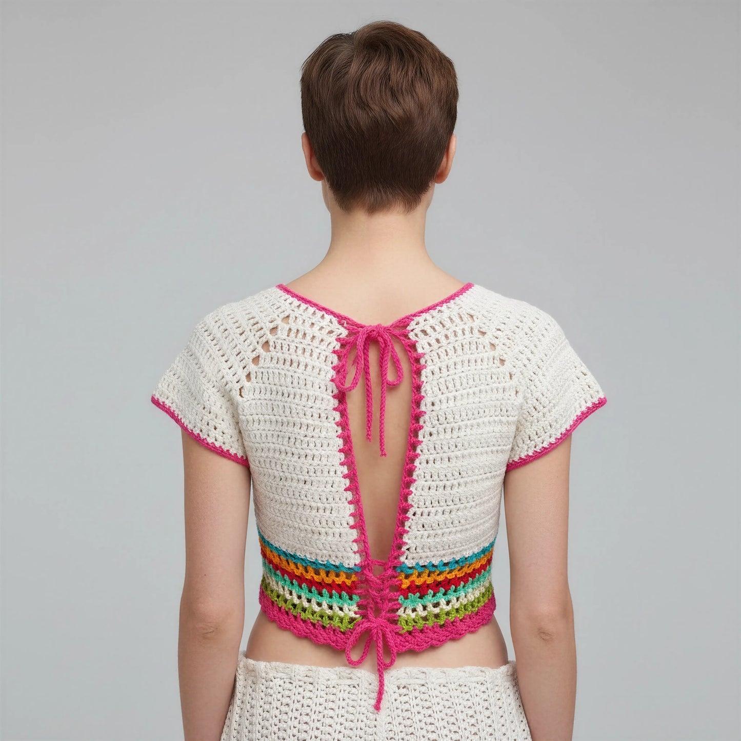 Crop top crochet fait main Tiaré écru dos lacé fuchsia bordure fuchsia filet grandes mailles détail – Cachalabibi