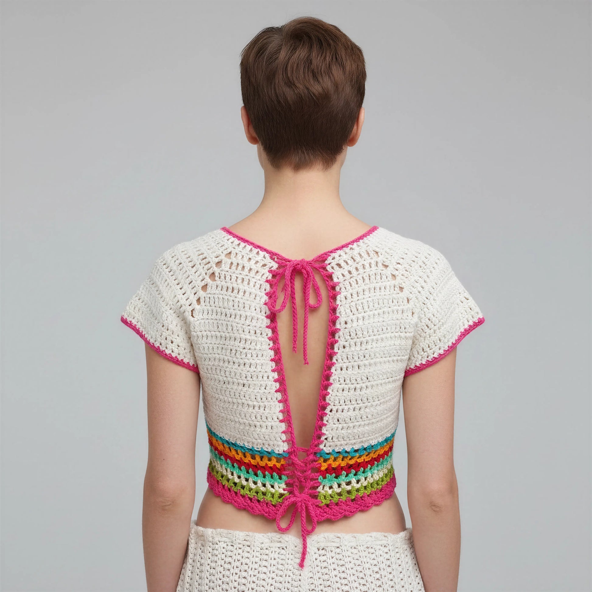 Crop top crochet fait main Tiaré écru dos lacé fuchsia bordure fuchsia filet grandes mailles détail – Cachalabibi