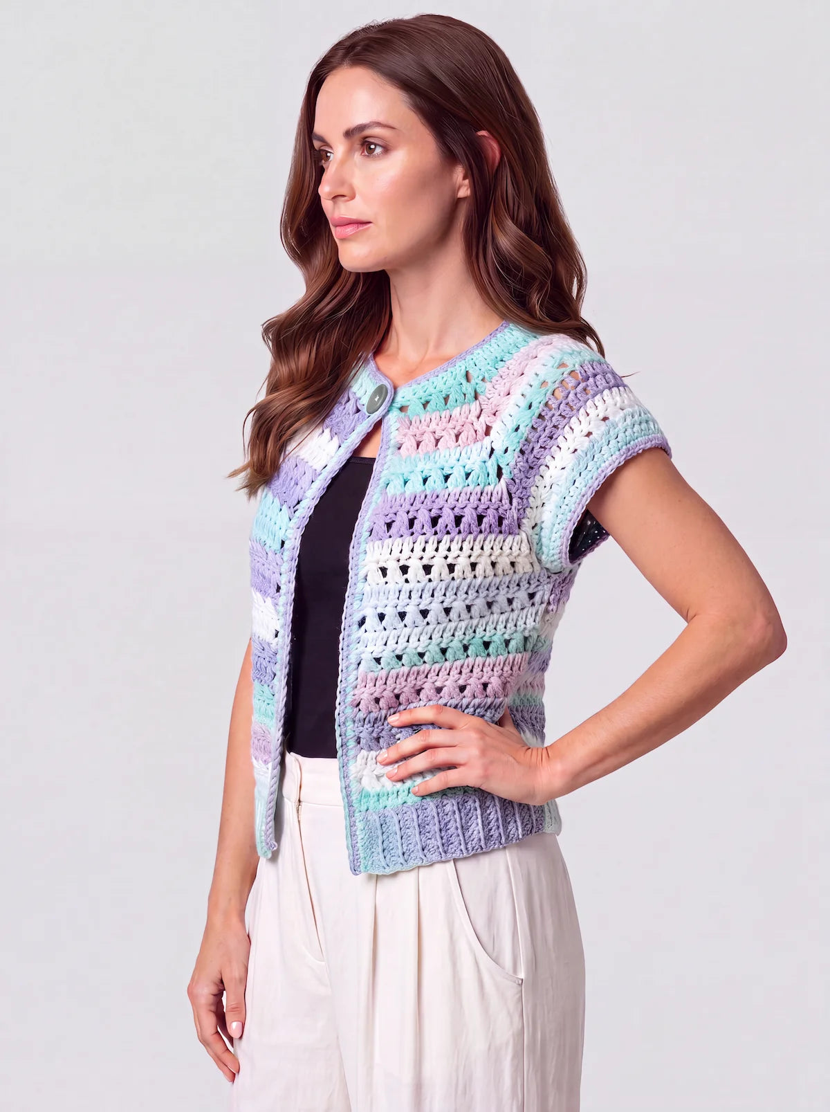 Gilet crochet fait main Adaman dégradé menthe lavande bleu yoke éventails ajourés bouton turquoise détail – de profil - Cachalabibi