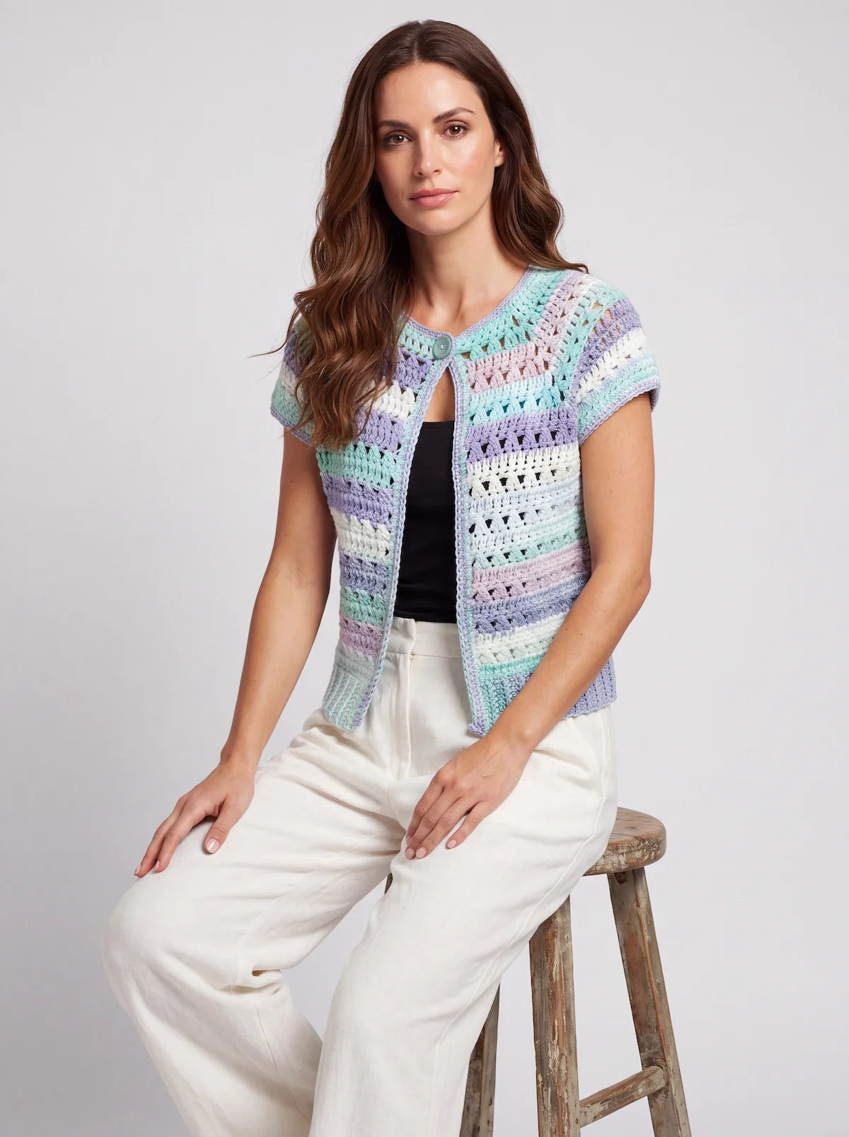 Gilet crochet fait main Adaman dégradé menthe lavande bleu yoke éventails ajourés bouton turquoise détail – pose assise - Cachalabibi