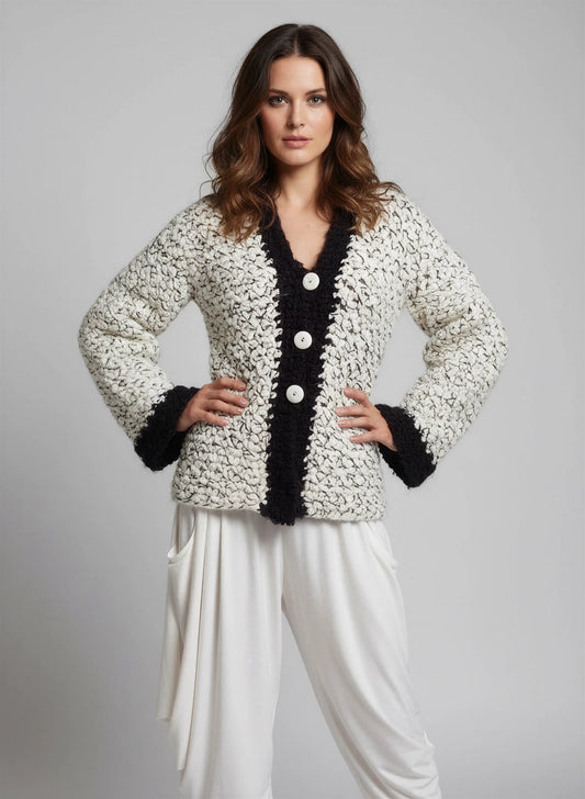 Gilet crochet fait main Chamoisy blanc chiné noir bouclé popcorn bordure picots noirs boutons nacre – Cachalabibi 