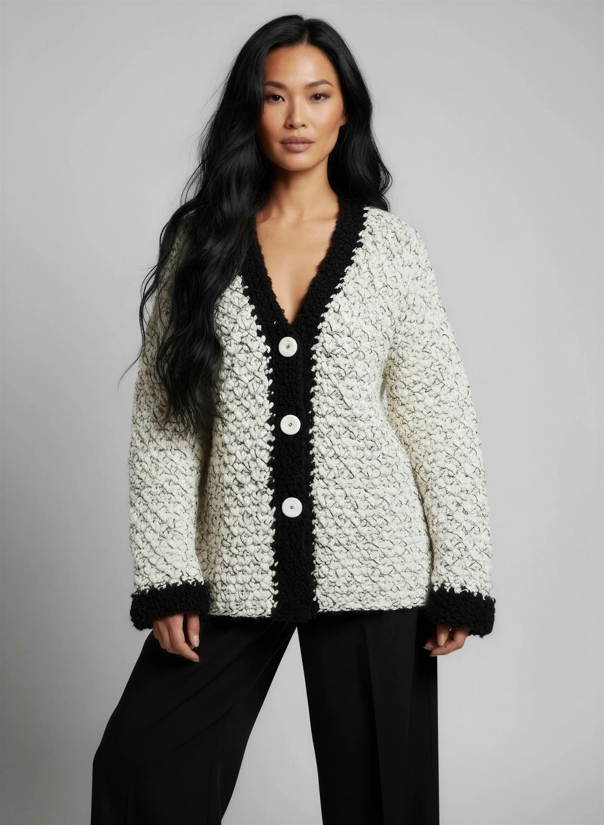 Gilet crochet fait main Chamoisy blanc chiné noir décolleté V manchettes noires 3 boutons nacre élégant – Cachalabibi