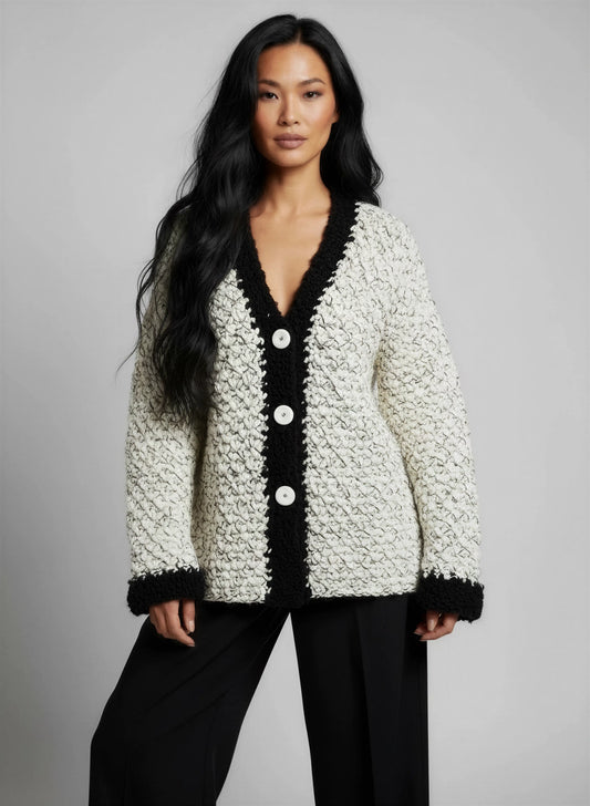 Gilet crochet fait main Chamoisy blanc chiné noir décolleté V manchettes noires 3 boutons nacre élégant – Cachalabibi