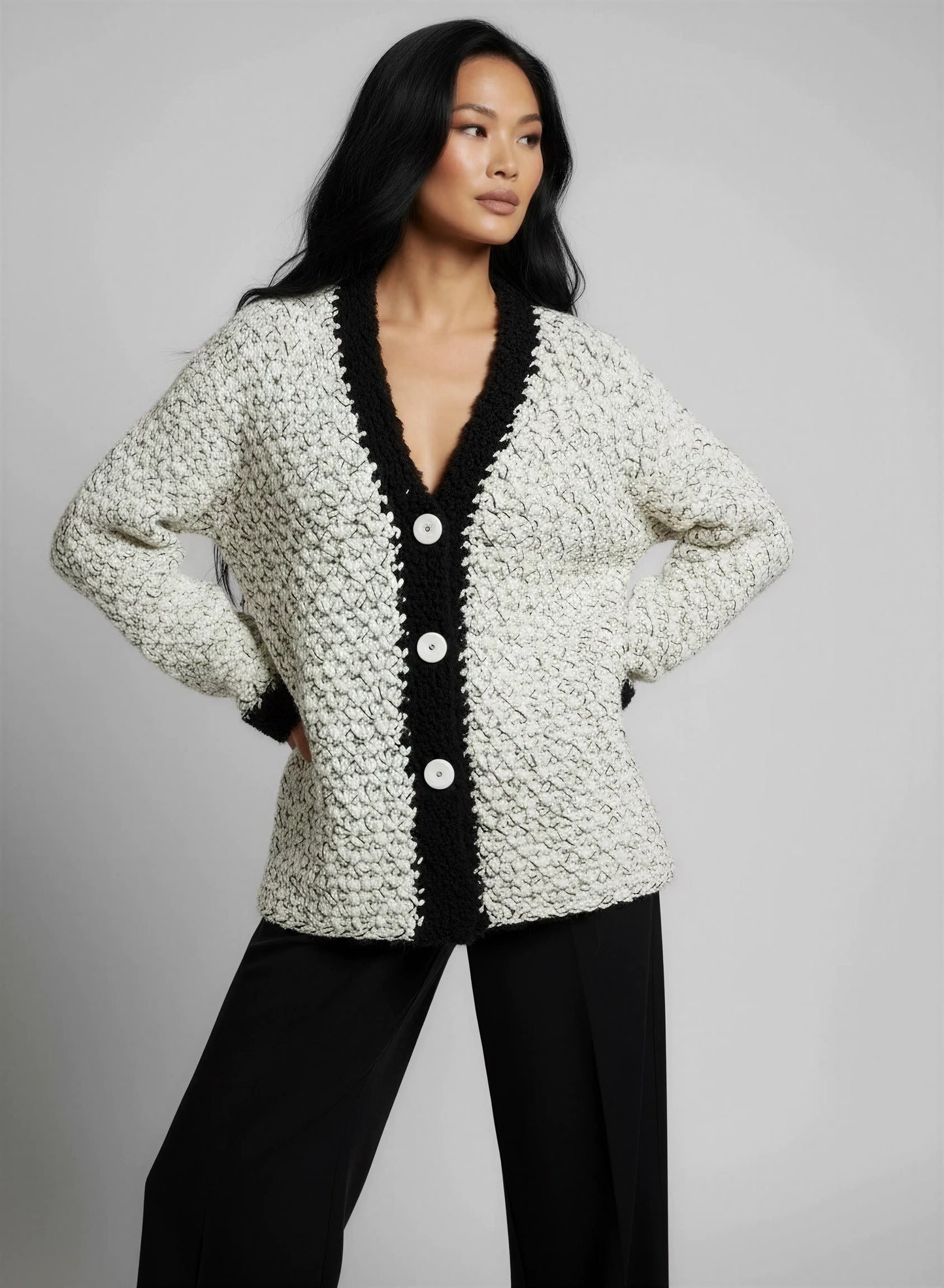 Gilet crochet fait main Chamoisy blanc chiné noir texture bouclée popcorn bordure picots noirs manches longues – Cachalabibi