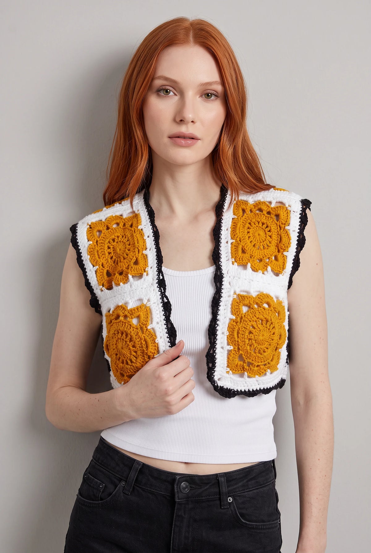 Gilet Corazzo gilet crochet granny ocre blanc noir — vue face — Cachalabibi