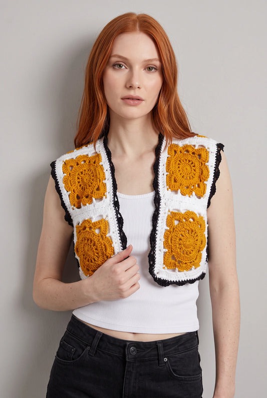 Gilet Corazzo gilet crochet granny ocre blanc noir — vue face — Cachalabibi