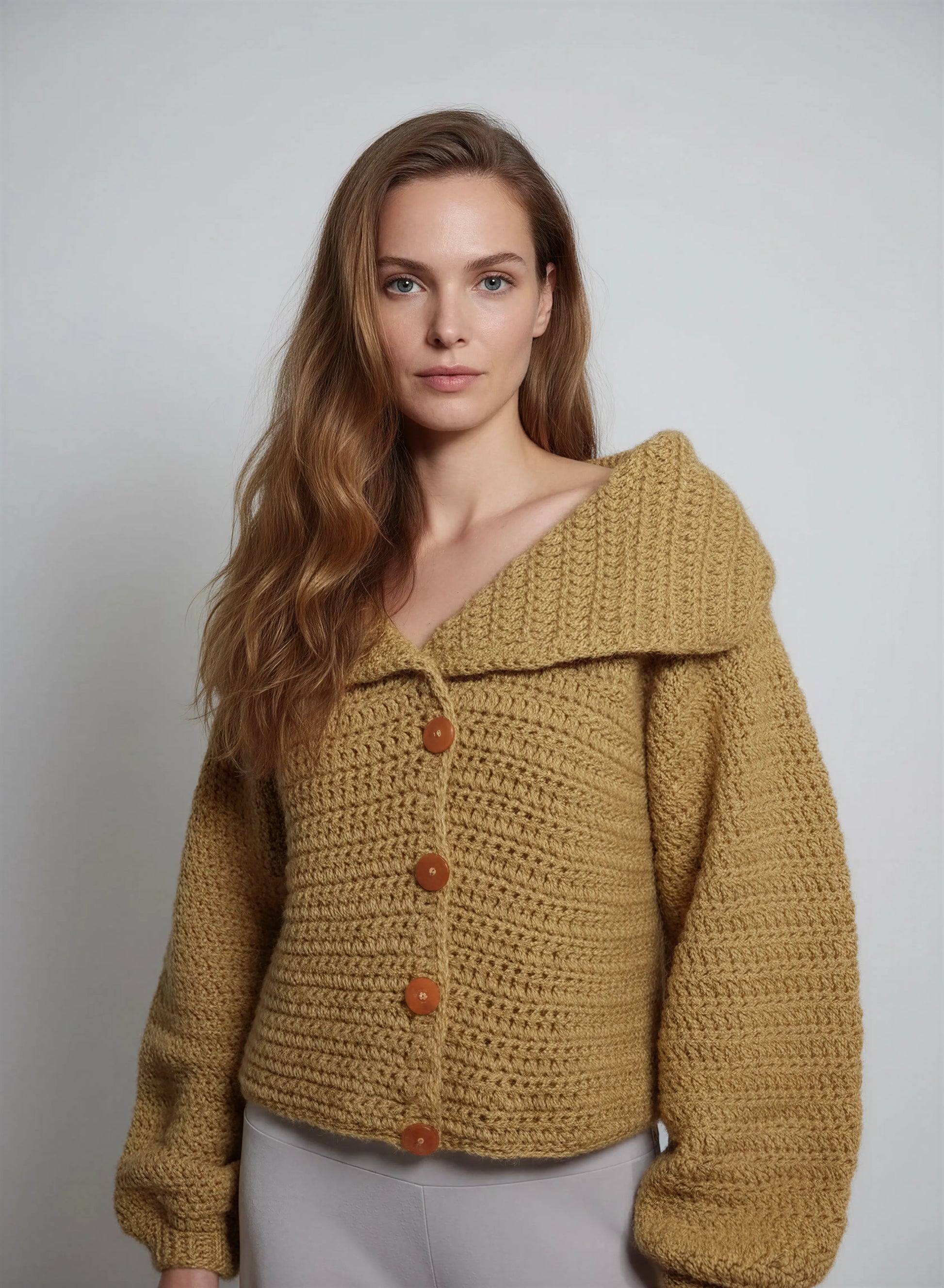 Gilet crochet fait main Corrazino camel doré grand col châle V boutons bois manches bouffantes crop – Cachalabibi