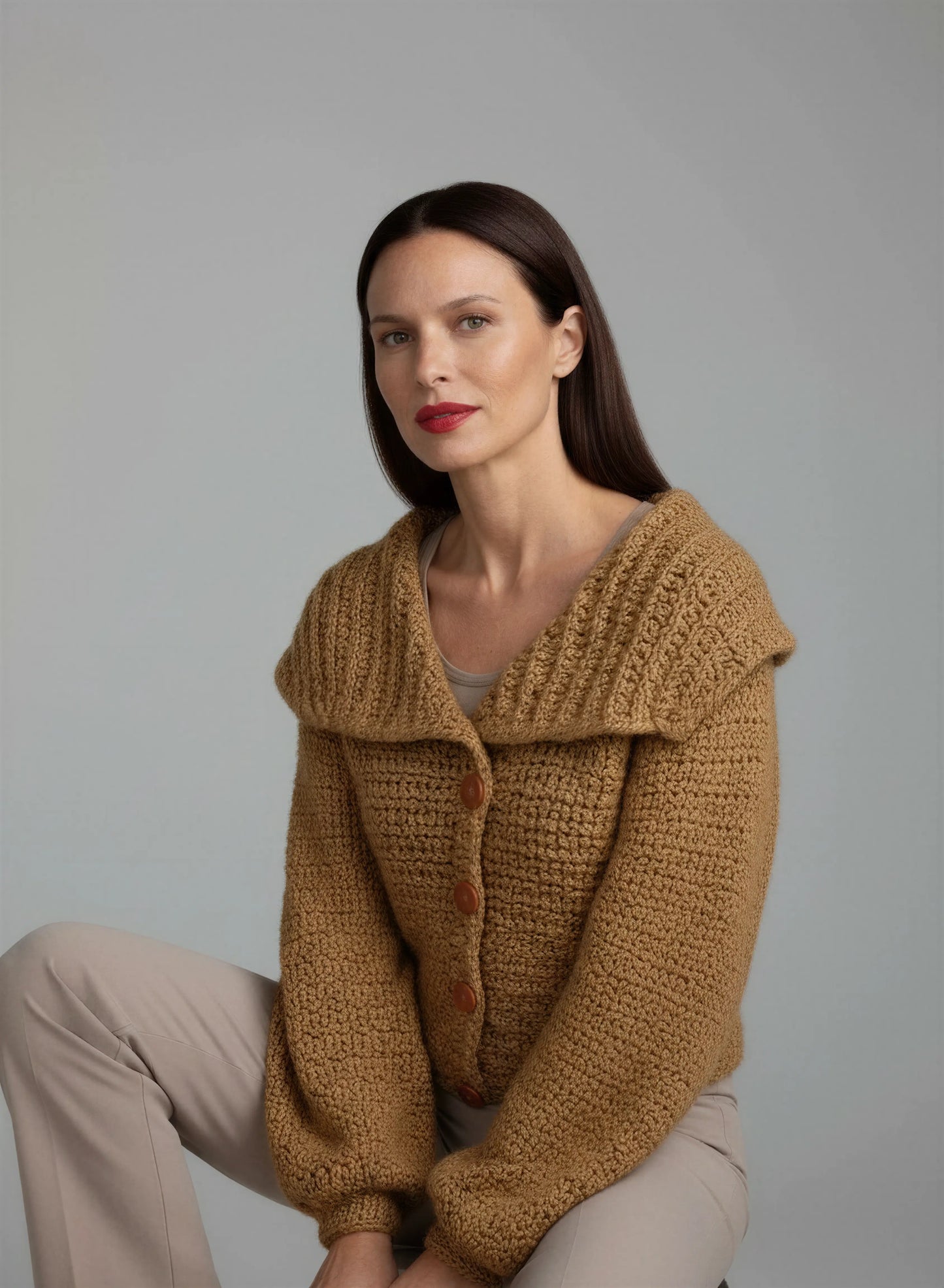 Gilet crochet fait main Corrazino camel mohair bouclé col châle côte serrée manches bouffantes pose assise – Cachalabibi