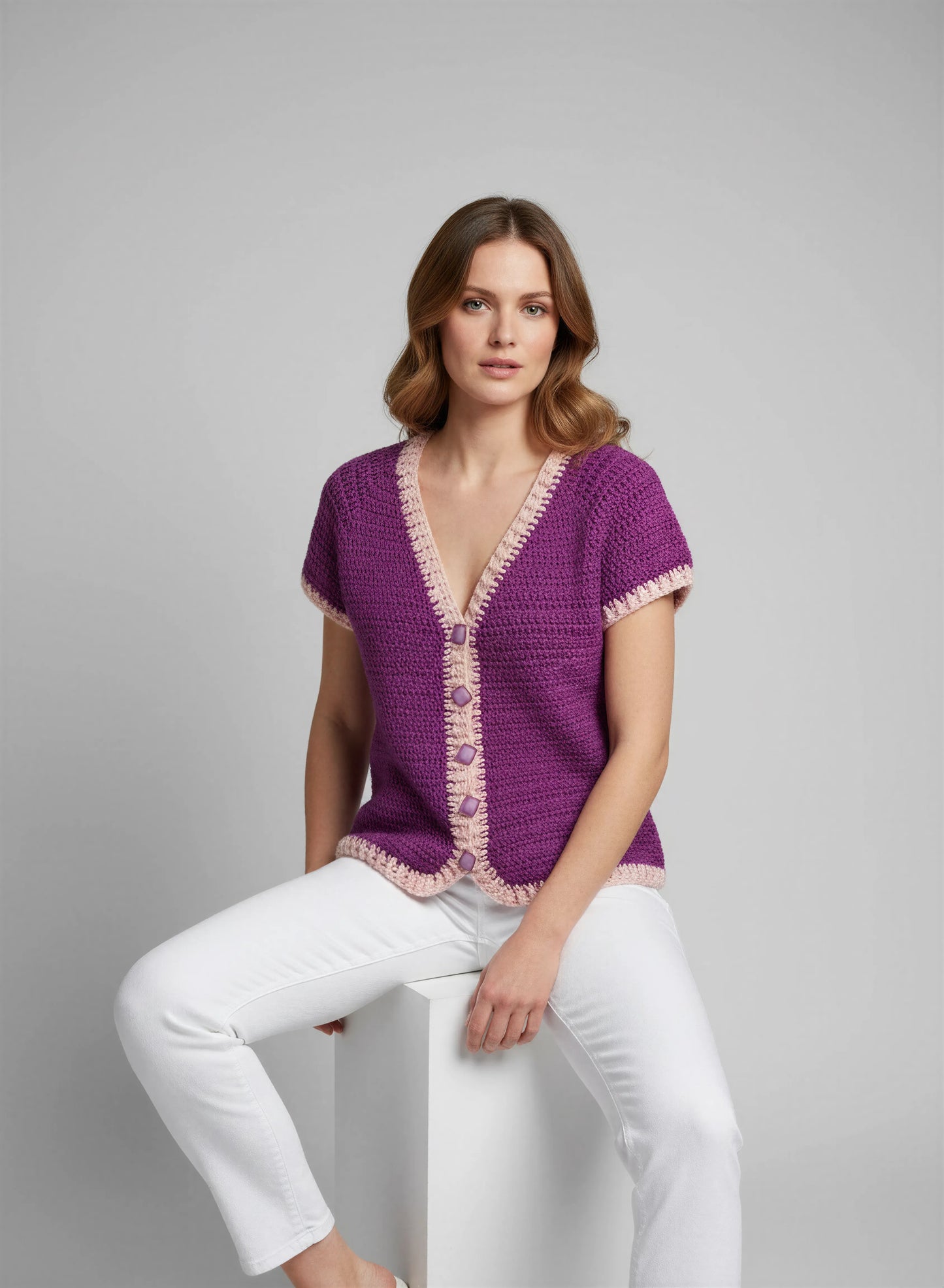 Gilet crochet fait main Melanzana violet aubergine décolleté V bordure picots écru boutons carrés crop – Cachalabibi