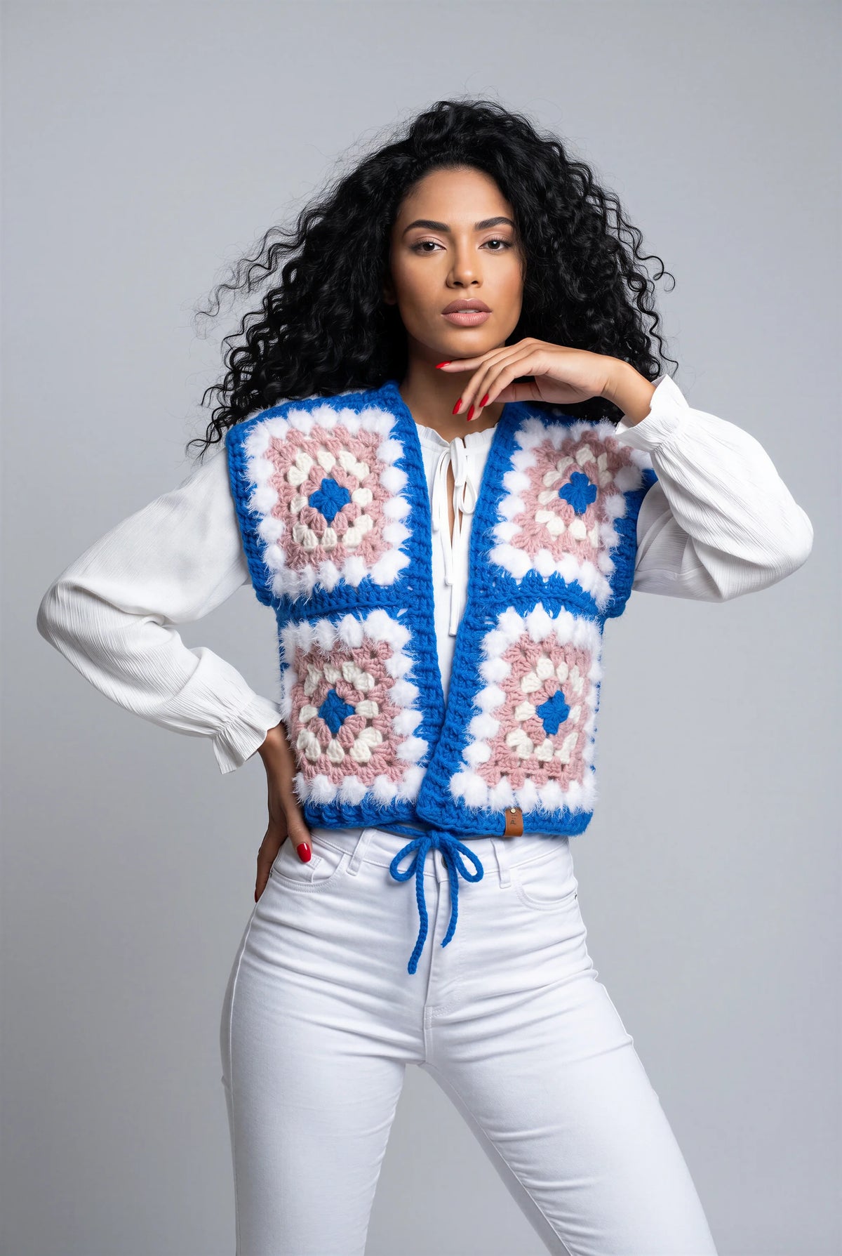 Gilet Quattuor crochet granny tricolore rose blanc bleu — vue face — Cachalabibi