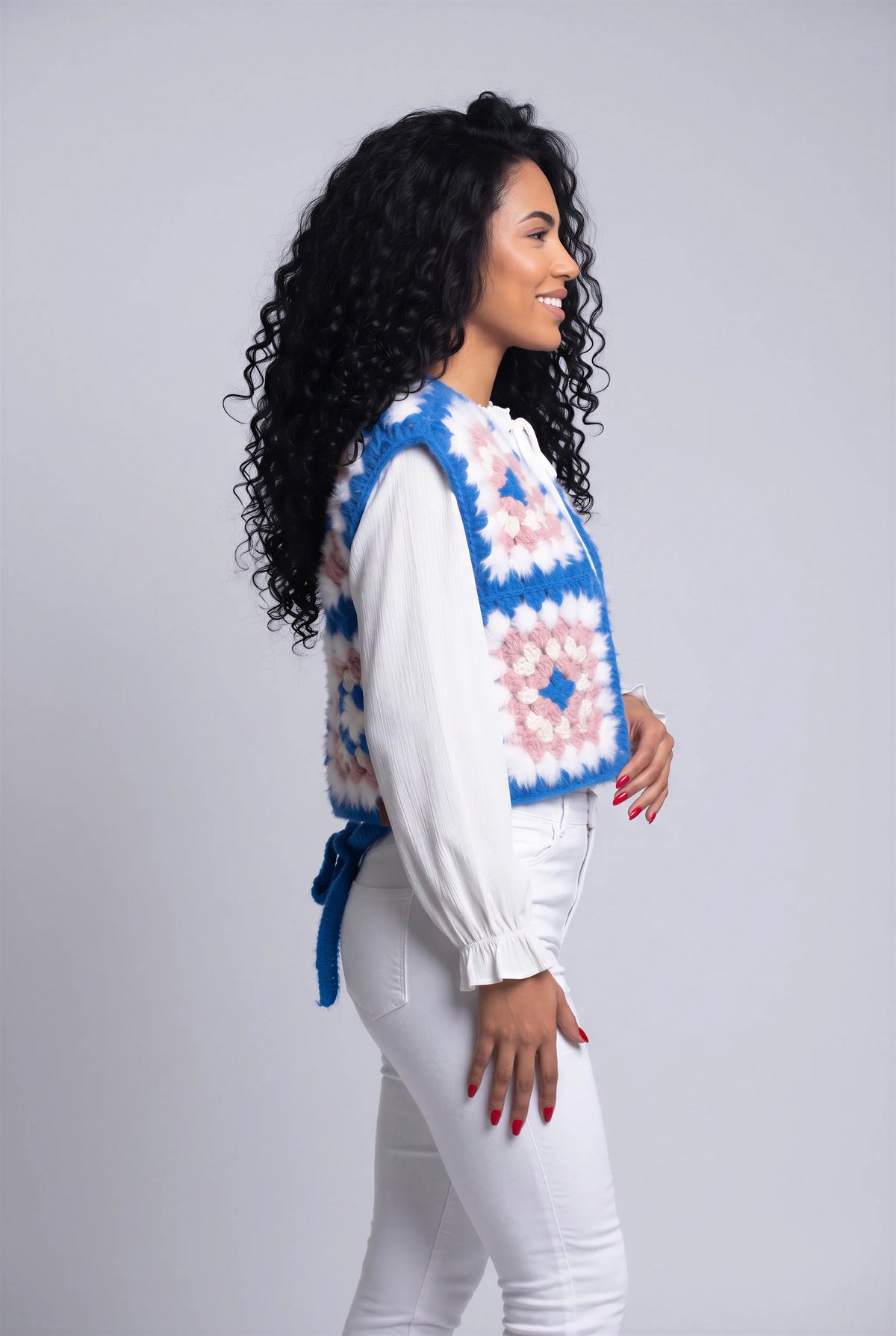 Gilet Quattuor crochet patchwork granny rose poudré bleu électrique — vue profil — Création Cachalabibi