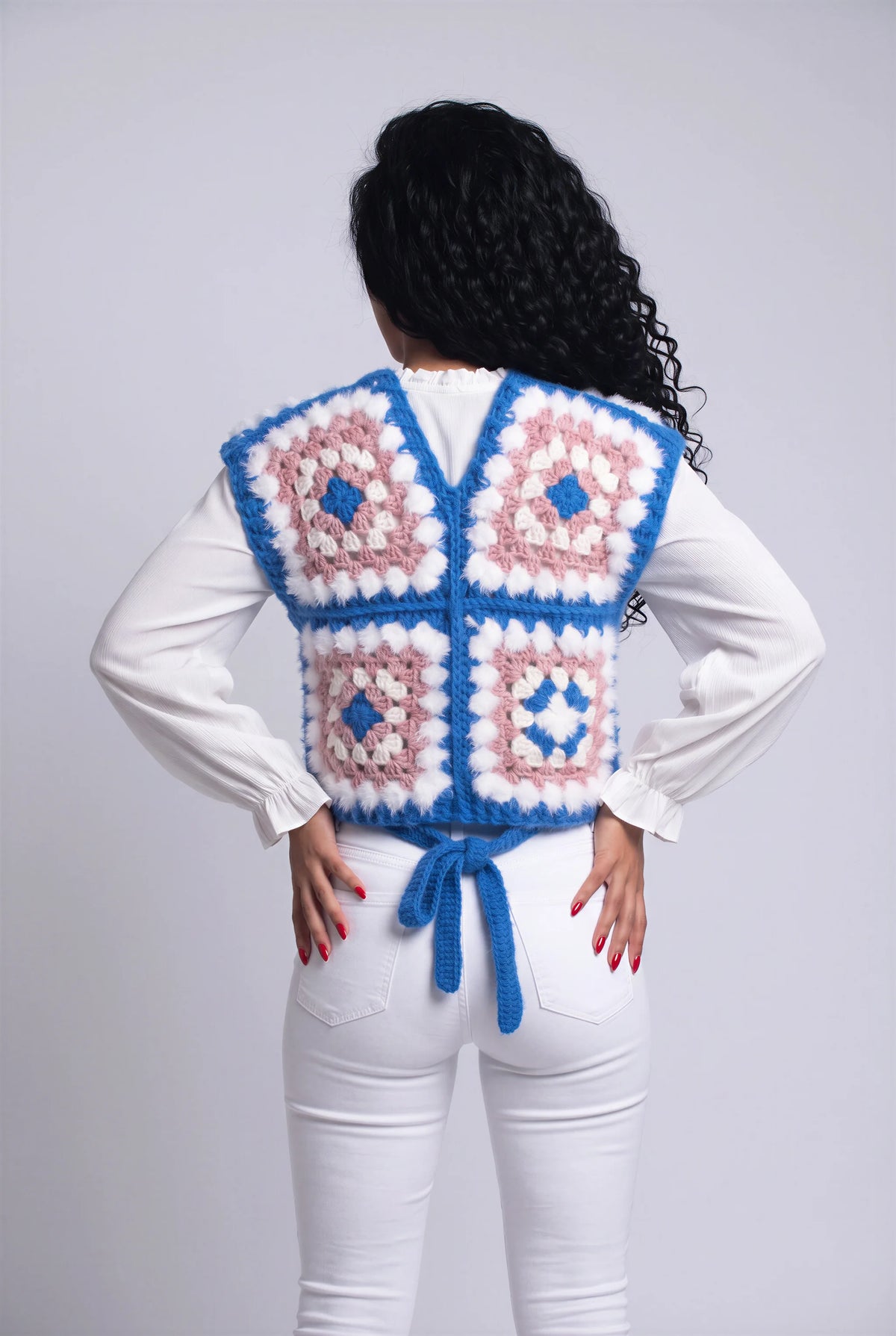Gilet Quattuor crochet granny — vue dos lacet bleu ceinture — Pièce unique Cachalabibi