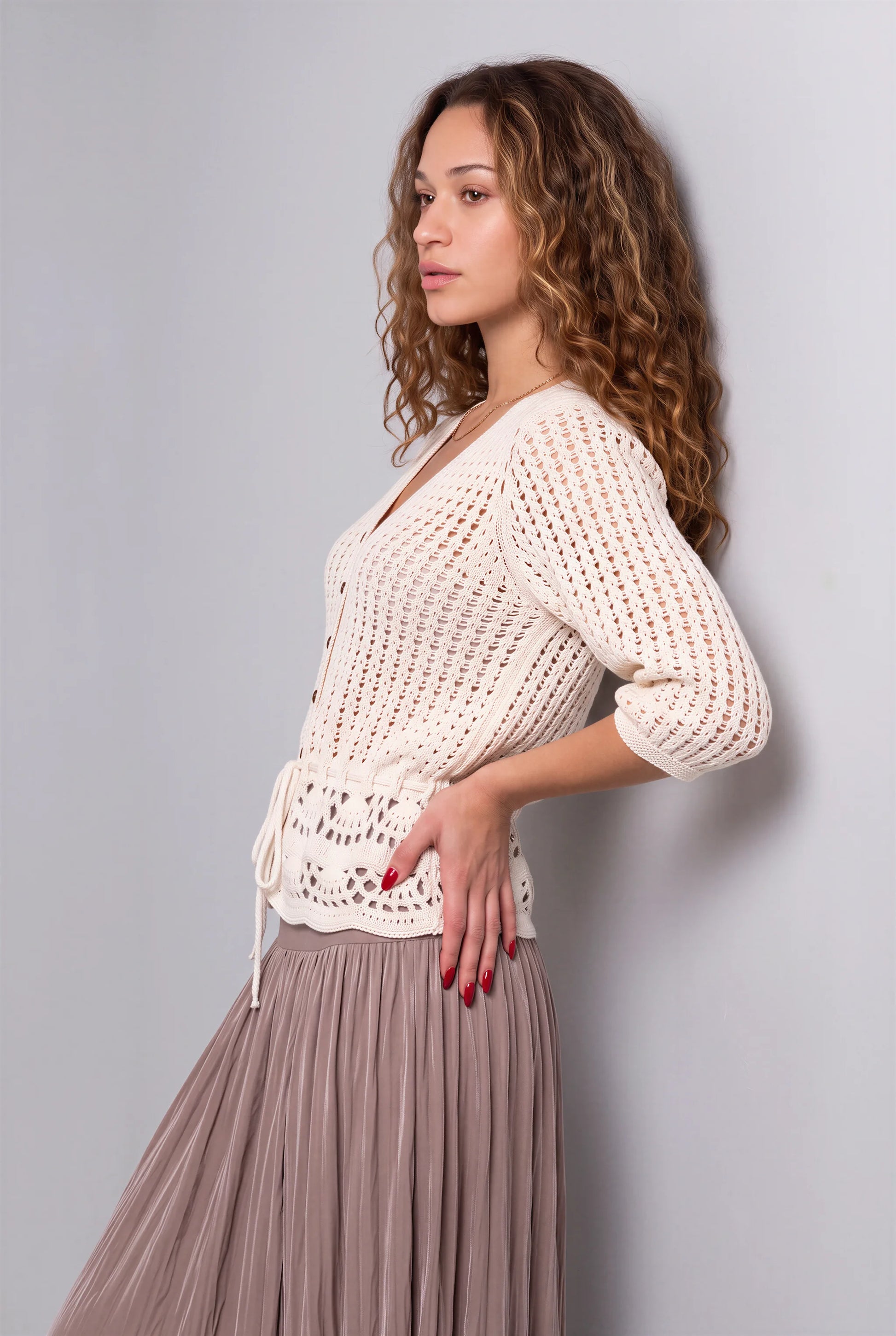 Gilet crochet Vestiso Cachalabibi — vue de profil, bande dentelle éventails, jupe taupe - Cachalabibi