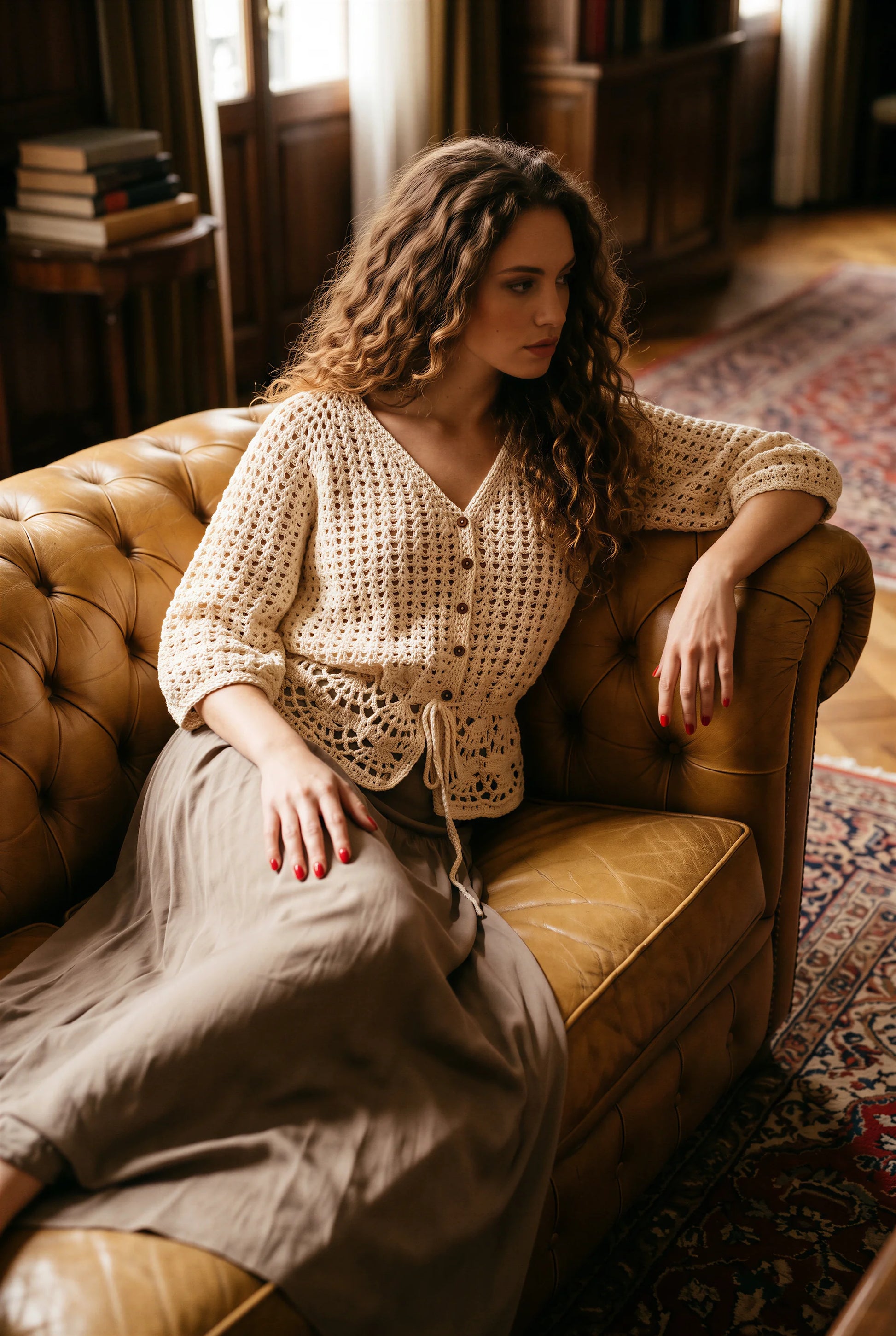 Gilet crochet Vestiso Cachalabibi — ambiance Chesterfield, lumière ambrée - Cachalabibi