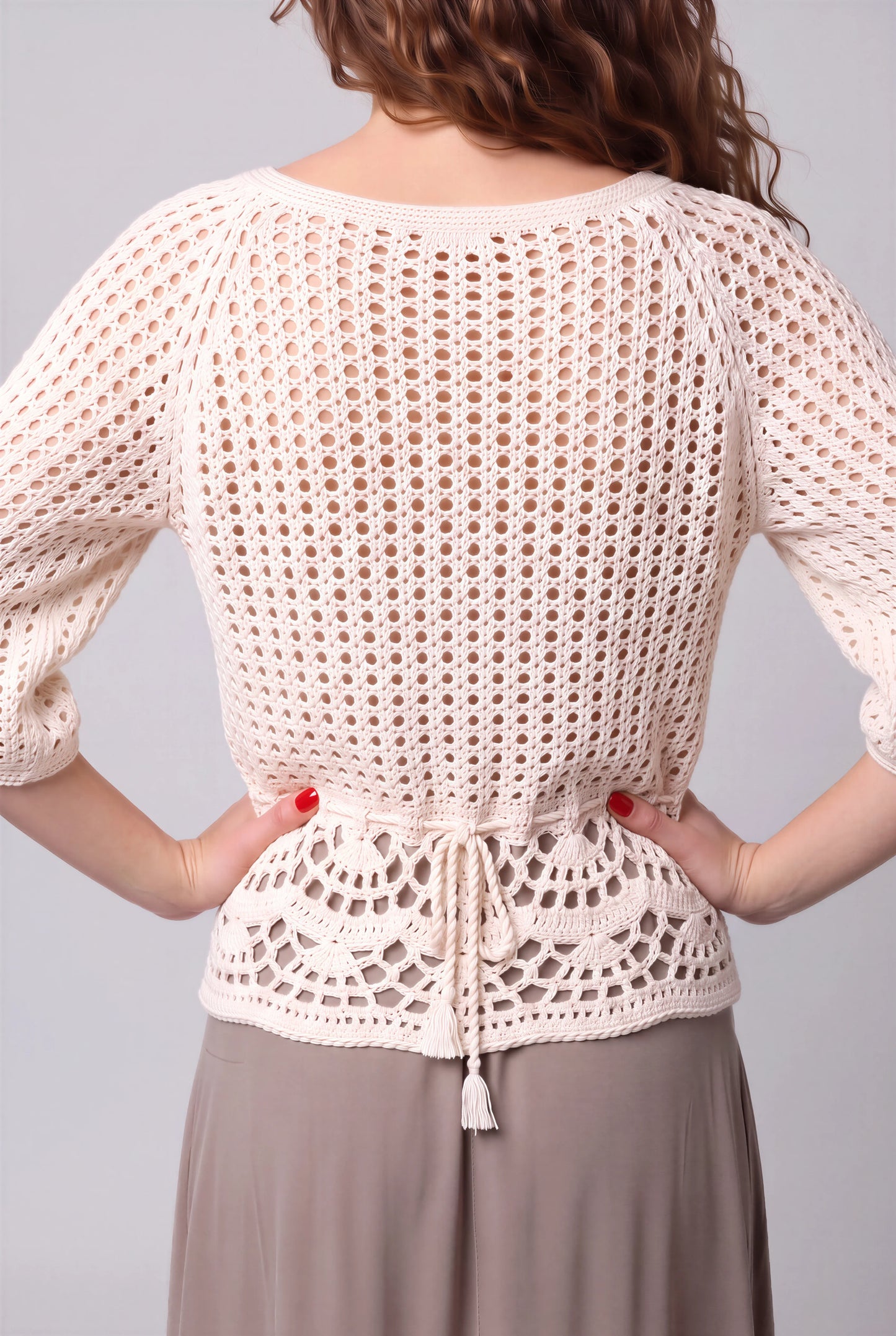 Gilet crochet Vestiso Cachalabibi — vue dos et détail des points de crochet, bande dentelle éventails, jupe taupe - Cachalabibi