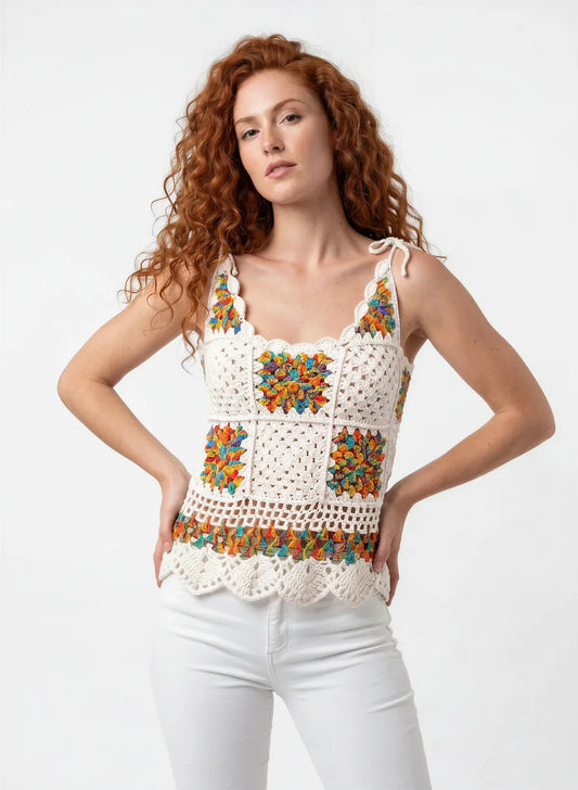 Haut en crochet Grannino blanc cassé, carrés granny orange vert jaune bleu, col cœur, vue de face — Cachalabibi 