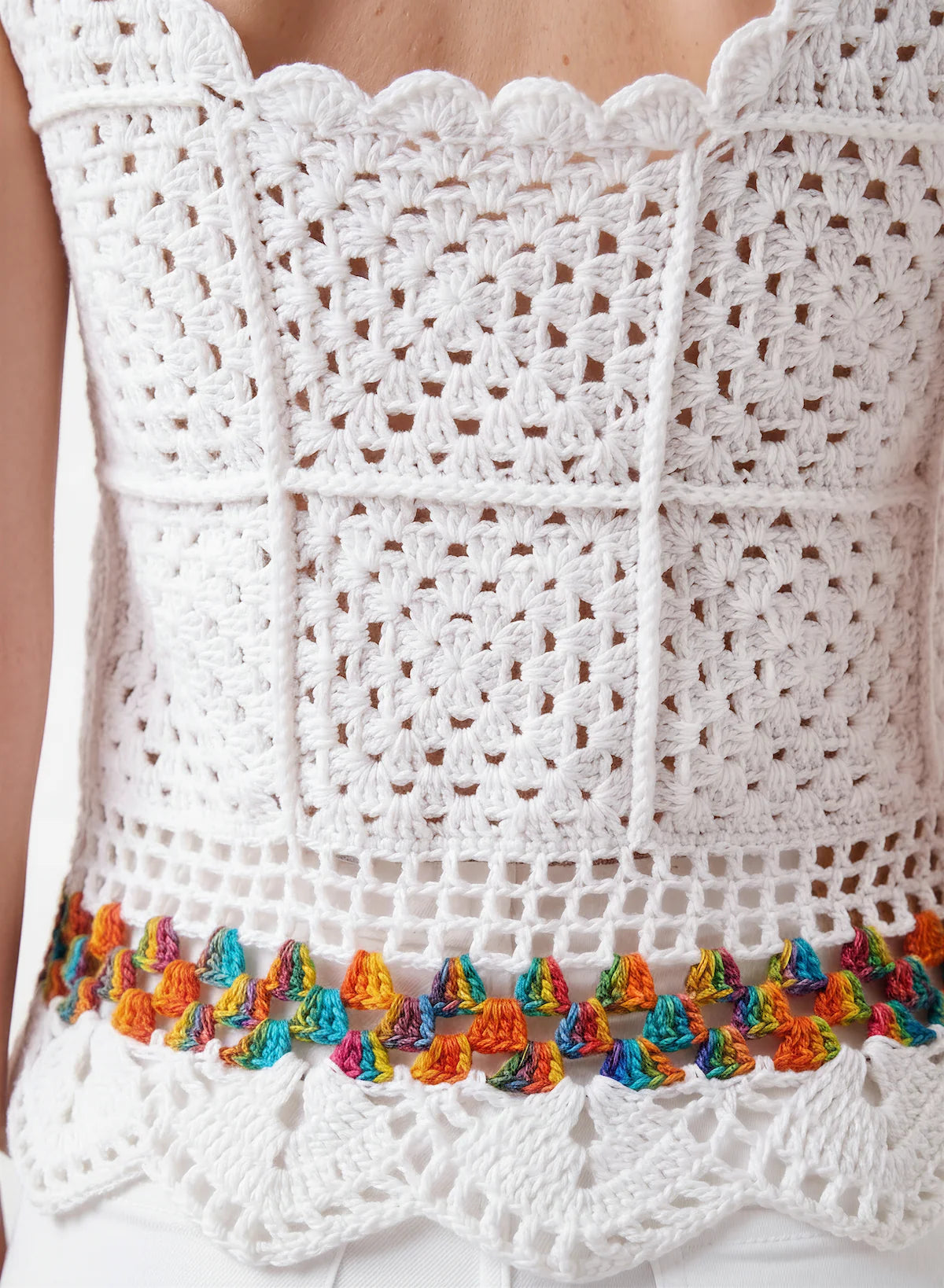 Haut en crochet Grannino - Détail frise arc-en-ciel bordure festonnée double du haut Grannino crochet blanc cassé — Cachalabibi 