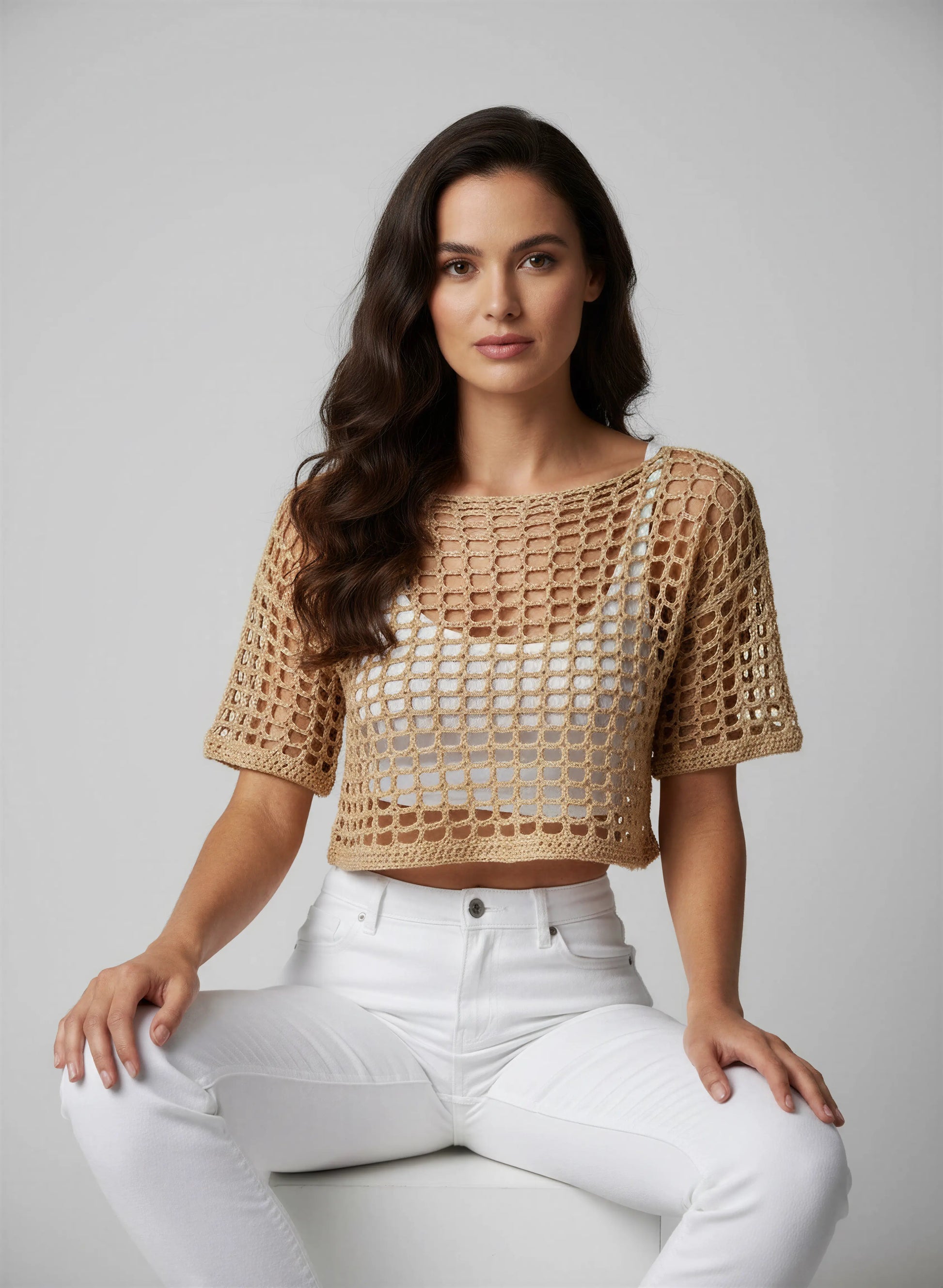 Haut crochet fait main Kobieta sable point filet carré grande maille manches courtes vue face – Cachalabibi