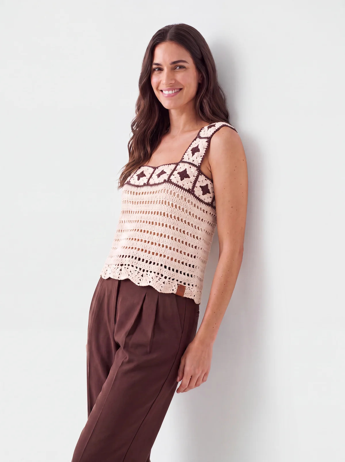 Haut en crochet Ninnananna blanc cassé et marron, vue de profil appuyée au mur, pantalon marron - Cachalabibi 