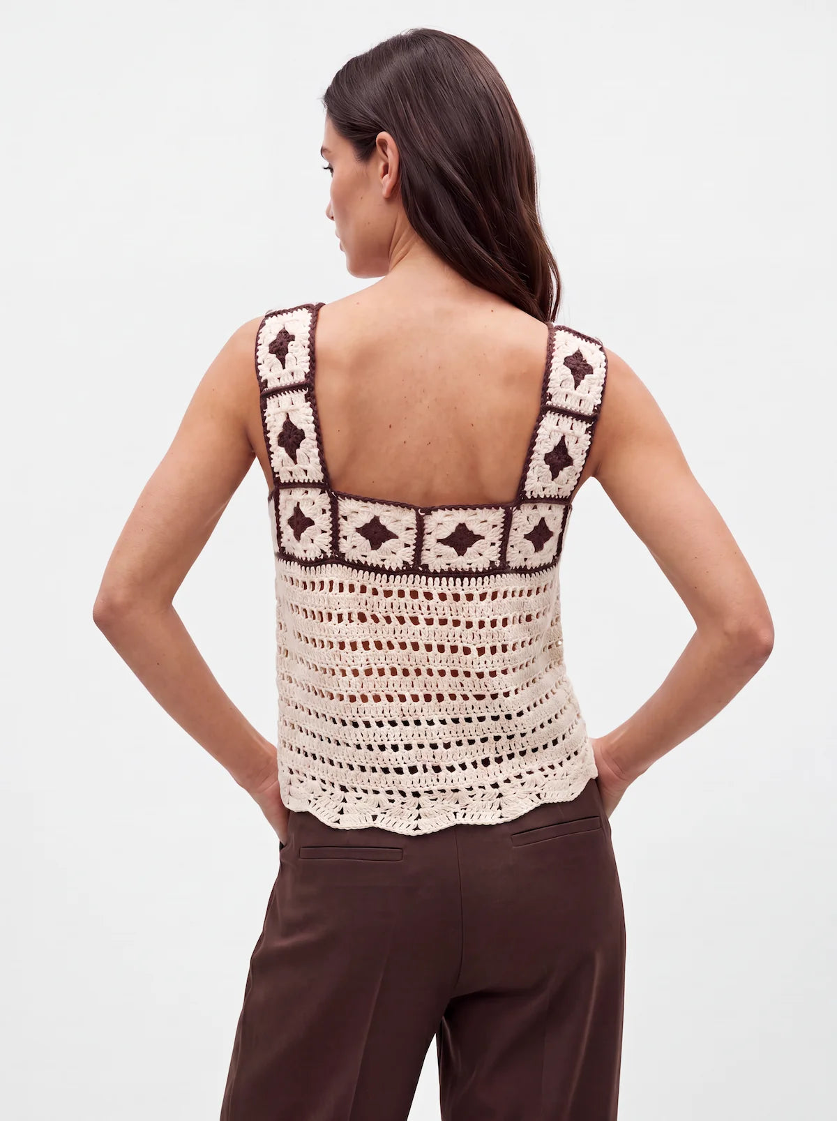 Haut en crochet Ninnananna crochet blanc cassé, de dos bretelles larges carrés granny marron, col carré ouvert - lien non tiré - Cachalabibi 