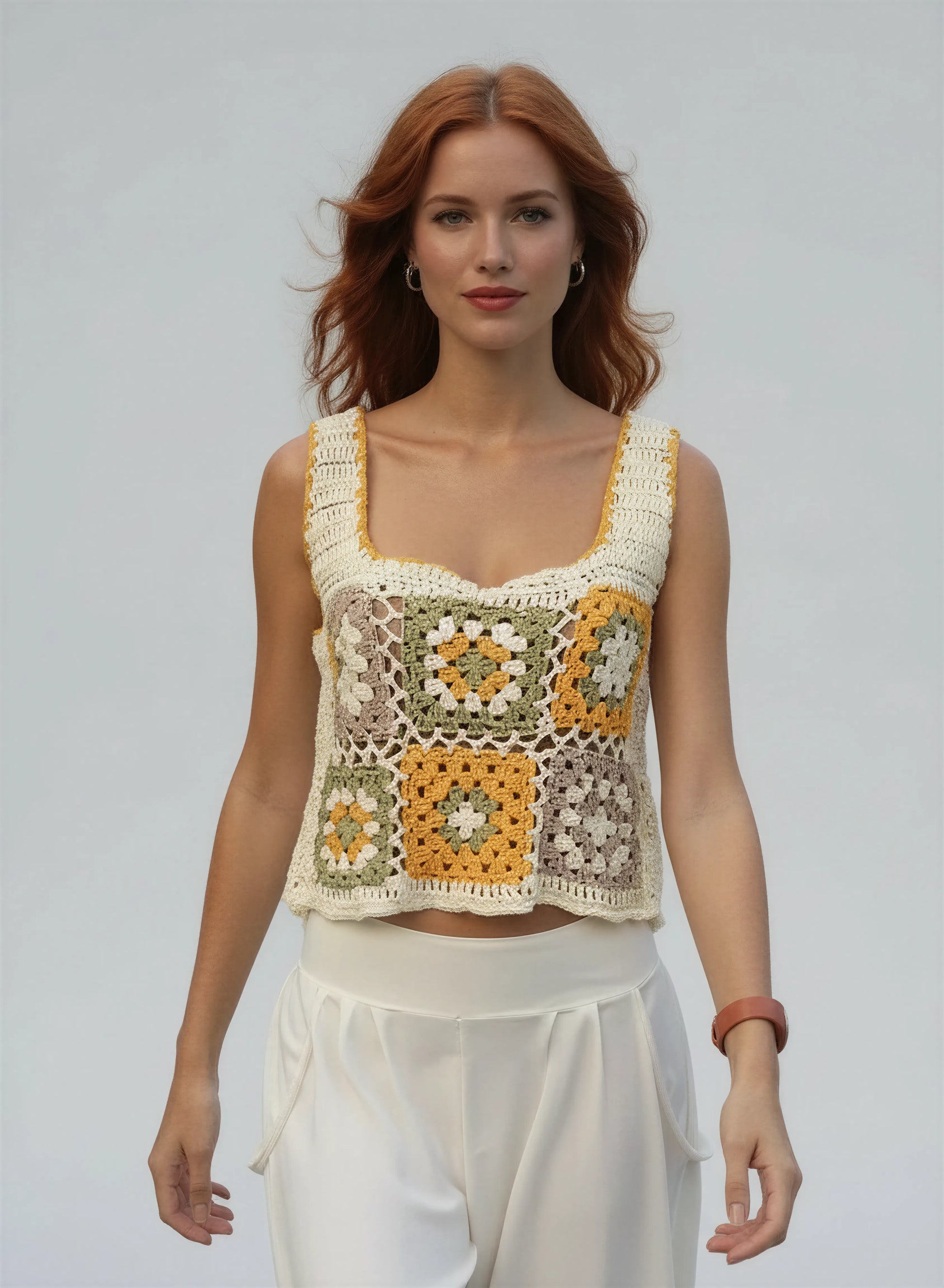 Haut crochet fait main Squara carrés granny écru vert sauge jaune moutarde rose poudré vue face – Cachalabibi