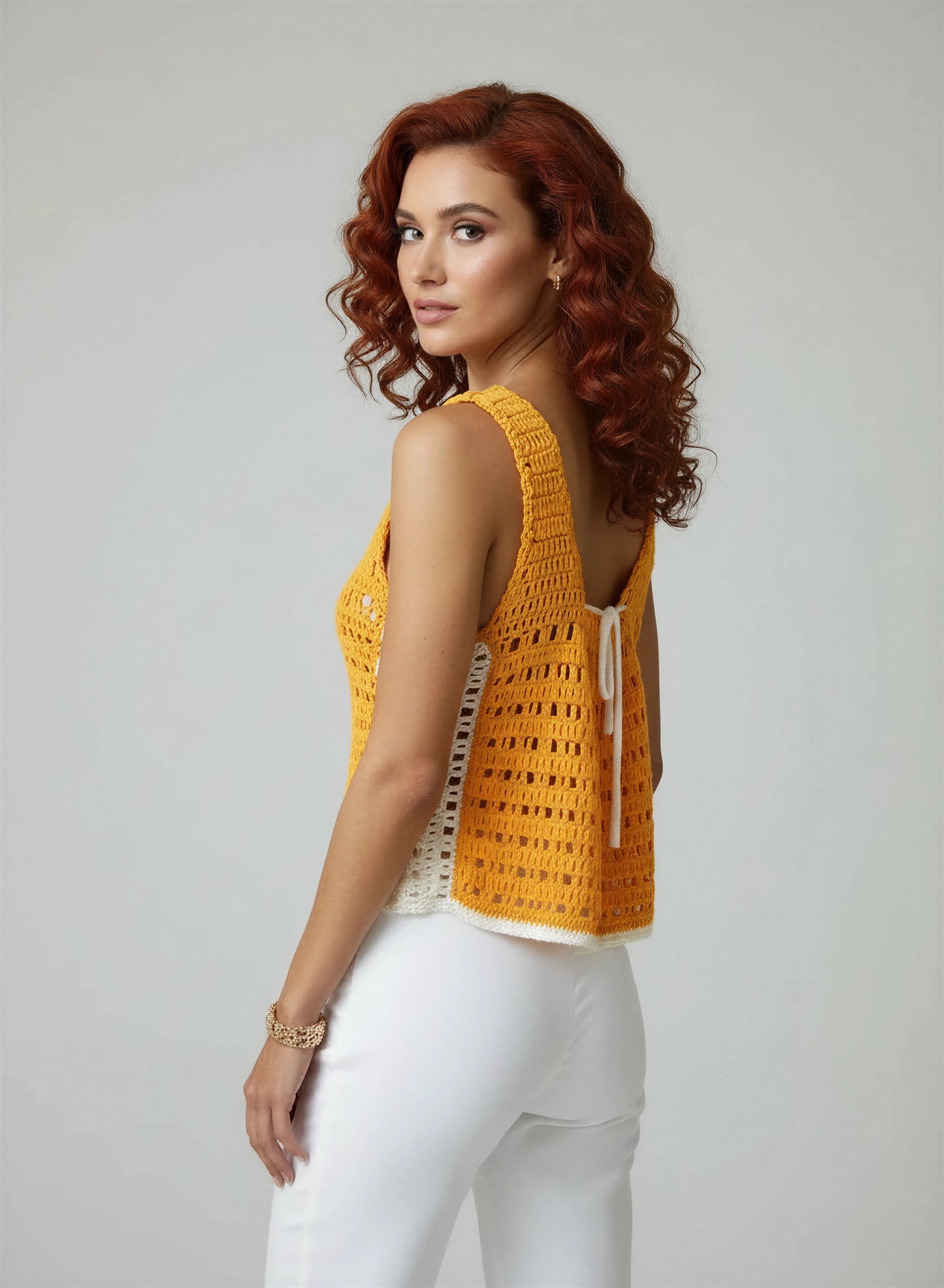 Haut crochet fait main Squara dos jaune moutarde filet carré lien écru bretelles larges vue dos – Cachalabibi