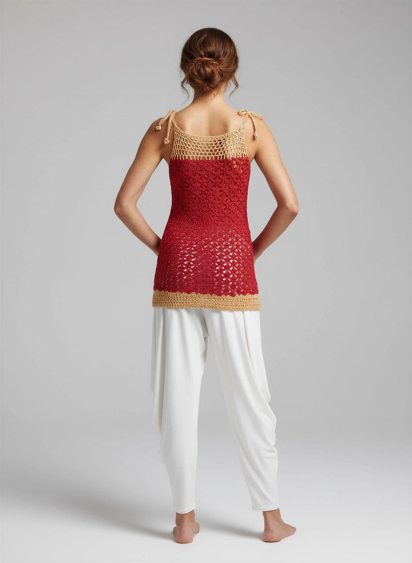Haut crochet fait main Tishka rouge carmin empiècement filet doré mailles ajourées profil – Cachalabibi