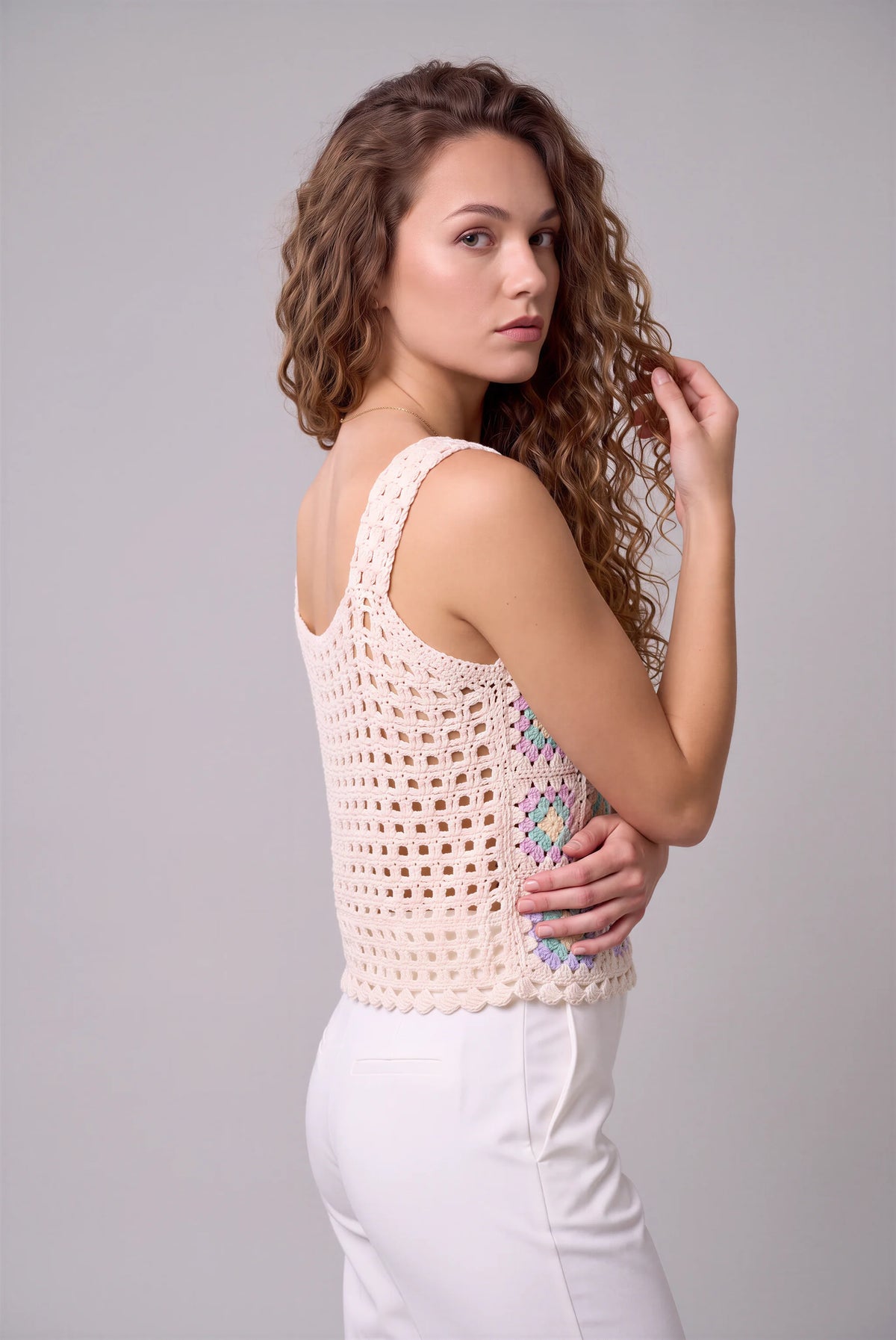 Haut Bluastro crochet — vue dos profil filet carré écru ajouré — Pièce unique Cachalabibi