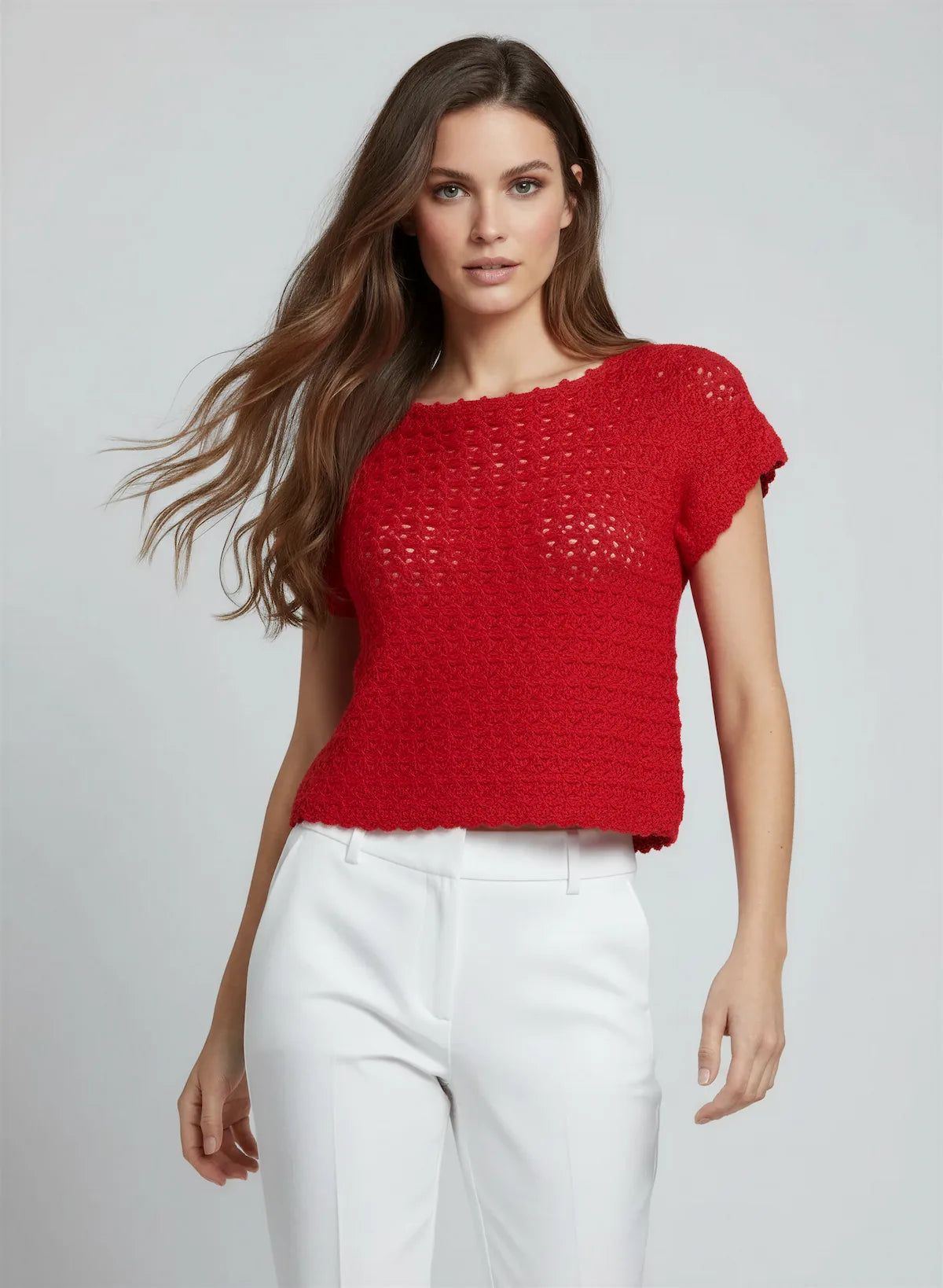 Haut Comelava – vue de face buste – crop top crochet rouge vif résille encolure ronde festonnée manches courtes – Cachalabibi