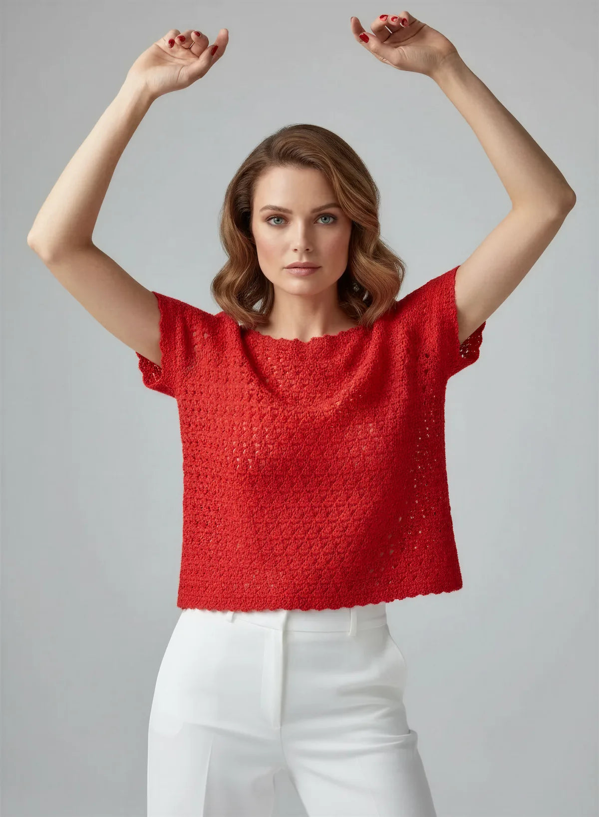 Haut Comelava – vue de face bras levés – crop top crochet rouge vif résille festonnée manches courtes – Cachalabibi