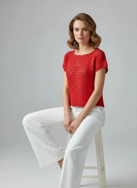 Haut Comelava – vue de face assise tabouret – crop top crochet rouge vif résille encolure ronde festonnée – Cachalabibi