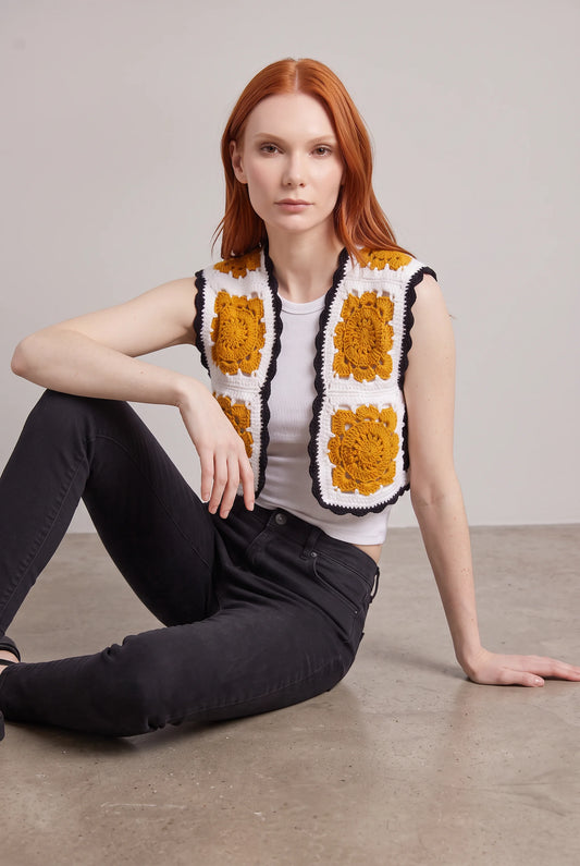 Gilet Corazzo crochet tricolore ocre doré blanc noir — vue face assise par terre — Création Cachalabibi