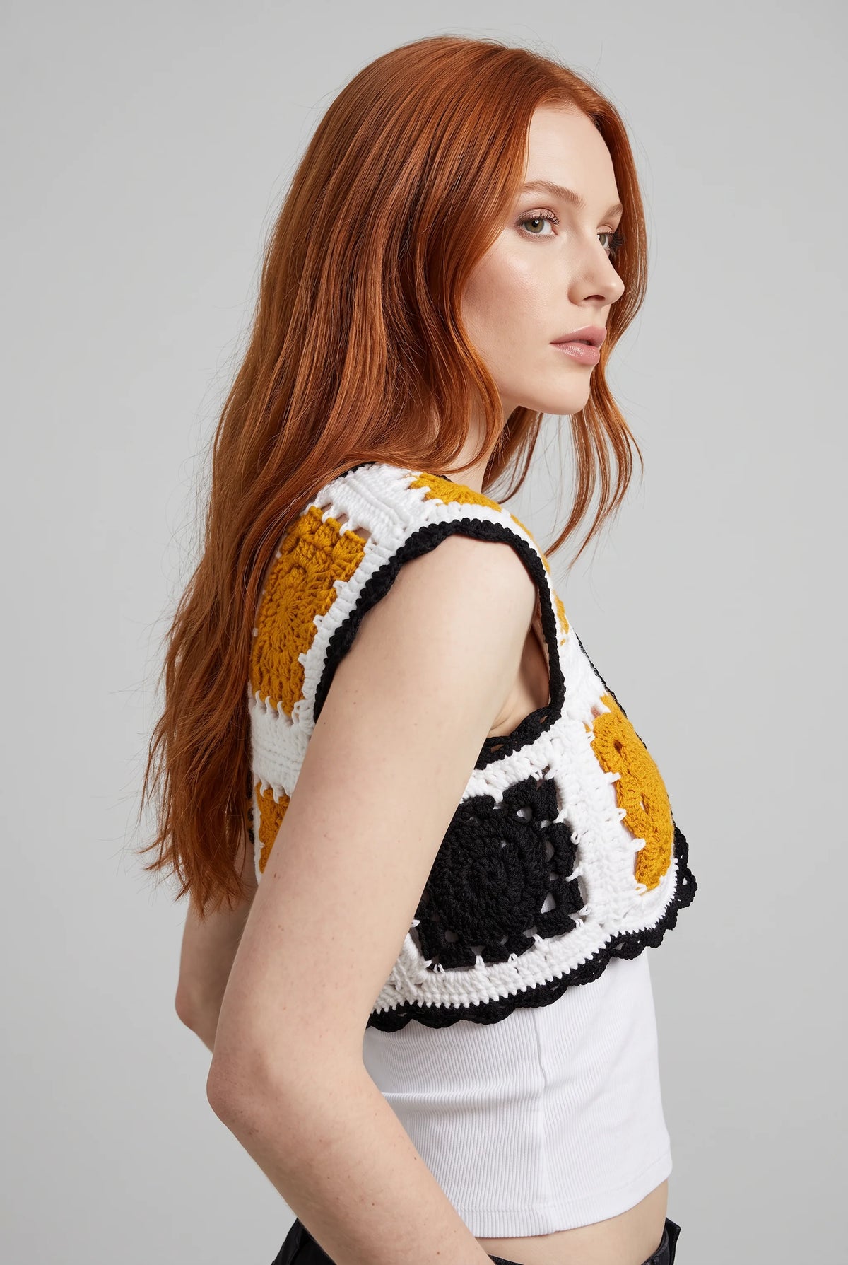 Gilet Corazzo crochet sans manches ocre noir — vue profil droit — Pièce unique Cachalabibi