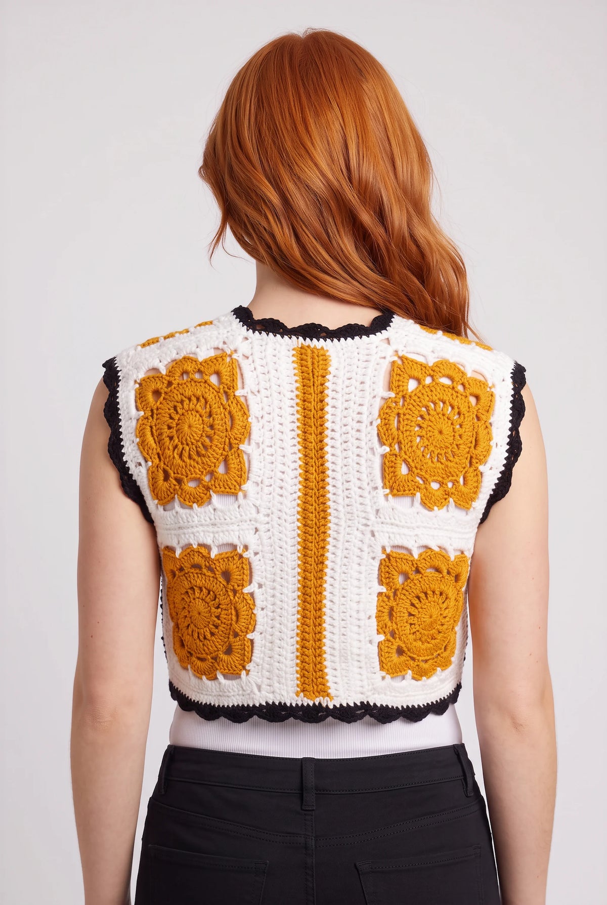 Gilet Corazzo crochet — vue dos panneau rayé ocre blanc médaillons — Cachalabibi