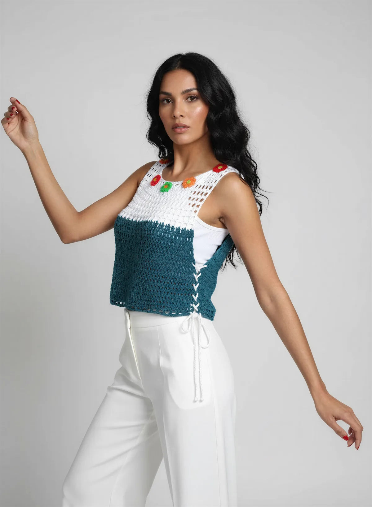 Haut Daisy – vue de face 3/4 – top crochet bicolore blanc bleu canard fleurs multicolore laçage latéral blanc – Cachalabibi