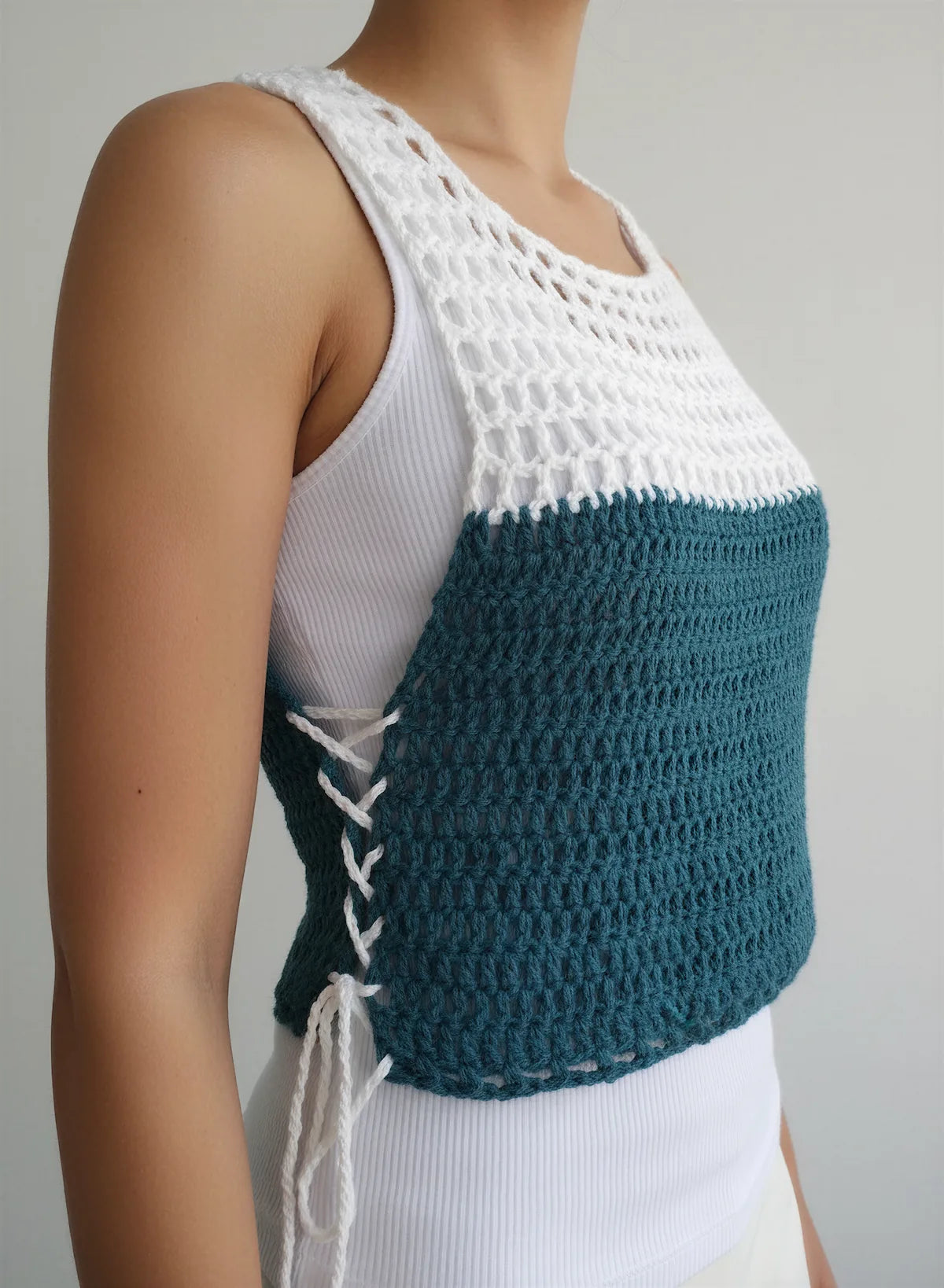 Haut Daisy – gros plan profil laçage – top crochet bicolore blanc bleu canard laçage croisé latéral – Cachalabibi